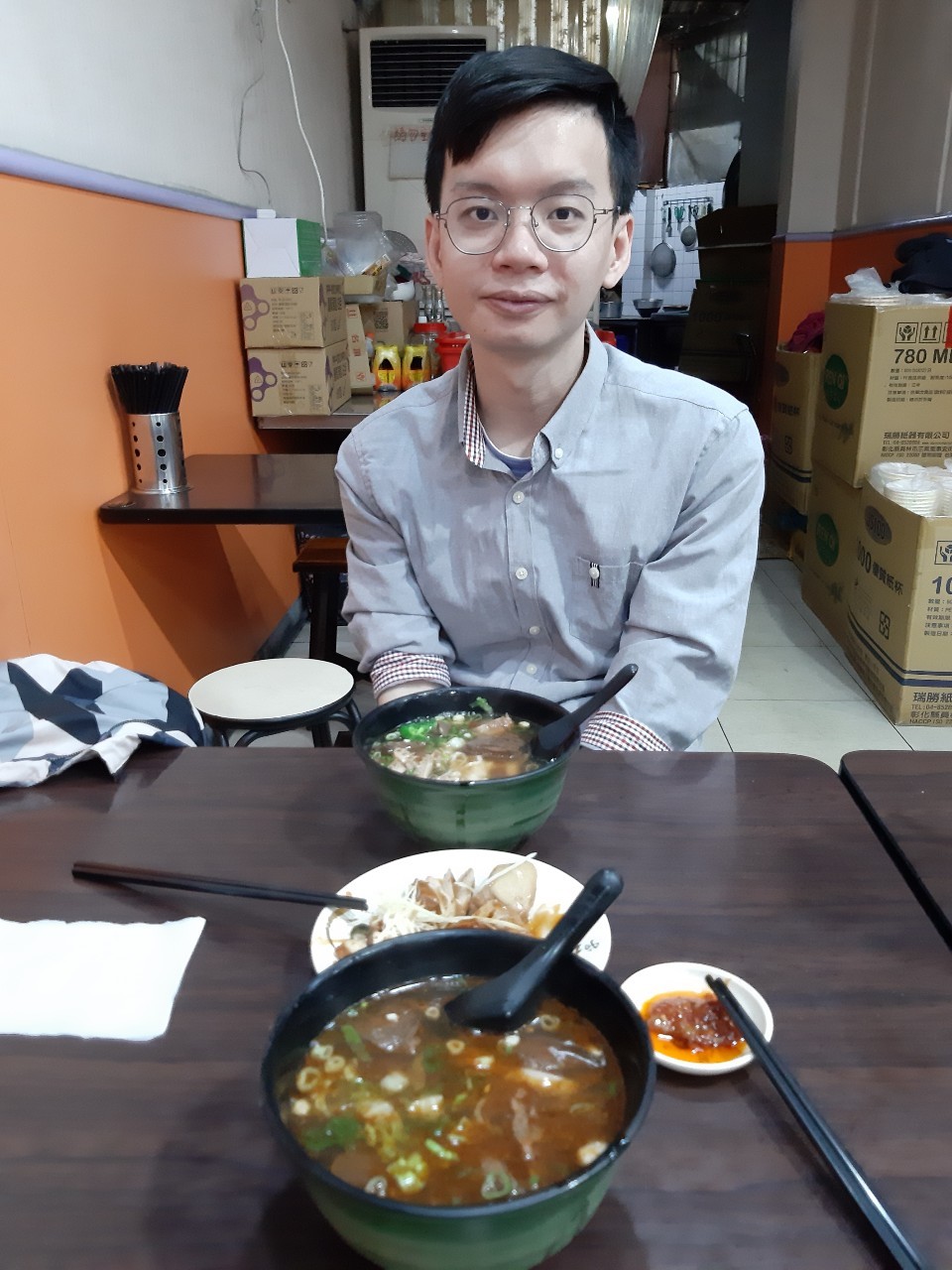 一起穿新鞋，435藝文特區，吃牛肉麵，看電影，買甜甜圈