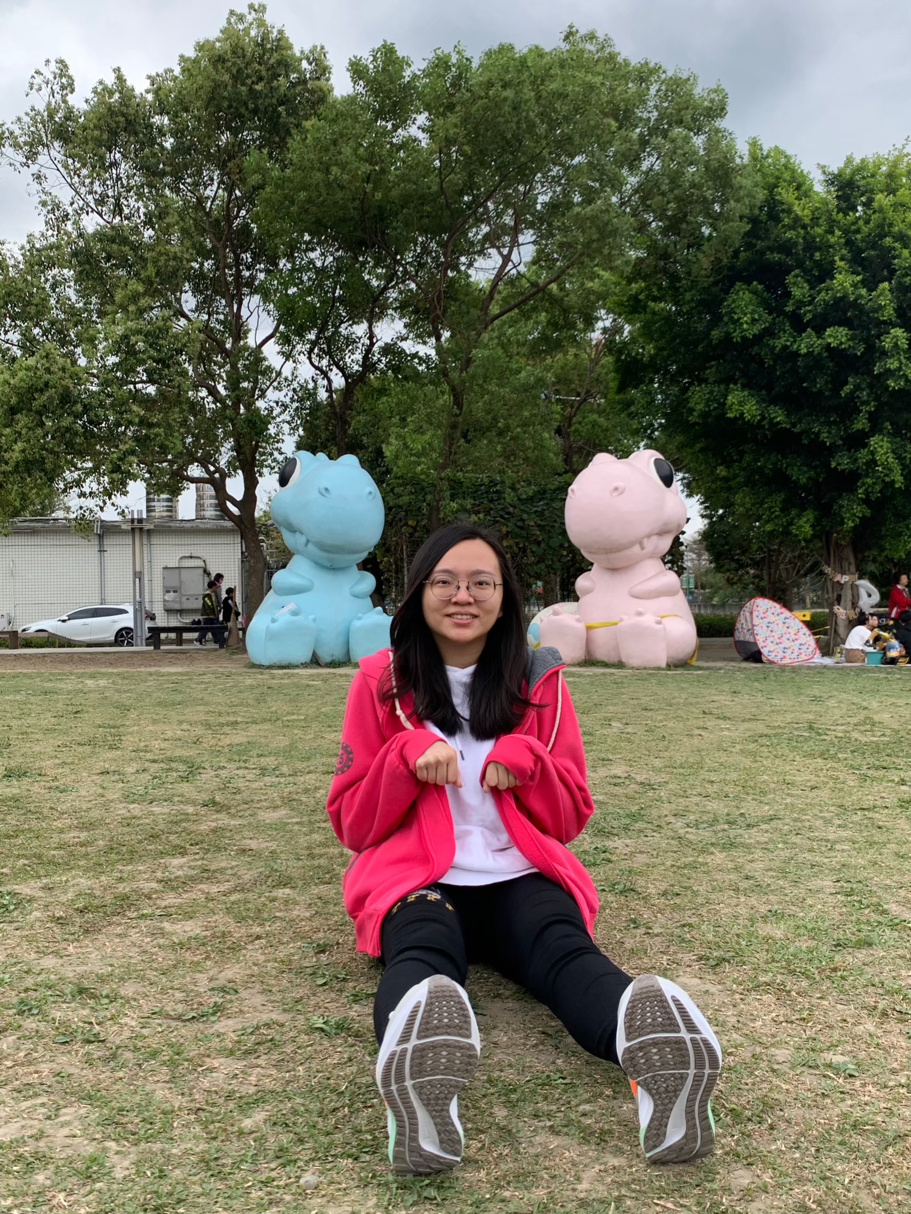 一起穿新鞋，435藝文特區，吃牛肉麵，看電影，買甜甜圈