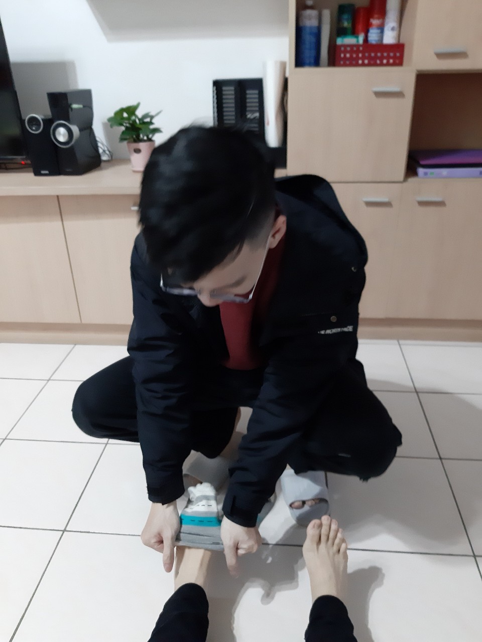 與小均吃北方麵食館，買零食，下班逛鞋子，買日日香跟小均媽分享，吃懷念的微波義大利麵