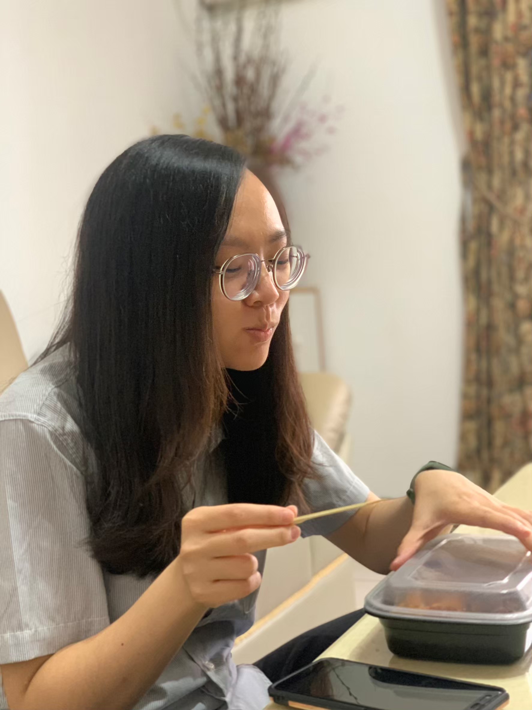 與小均吃北方麵食館，買零食，下班逛鞋子，買日日香跟小均媽分享，吃懷念的微波義大利麵