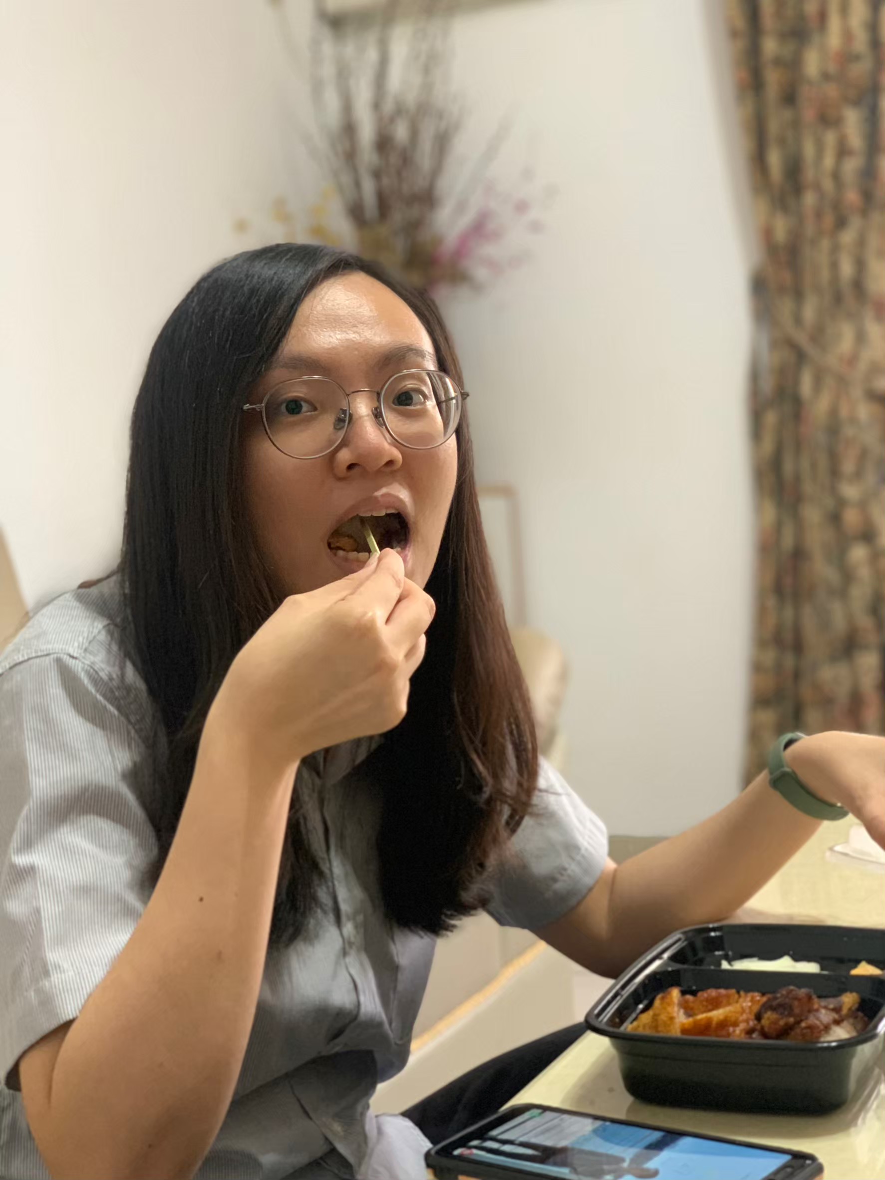 與小均吃北方麵食館，買零食，下班逛鞋子，買日日香跟小均媽分享，吃懷念的微波義大利麵