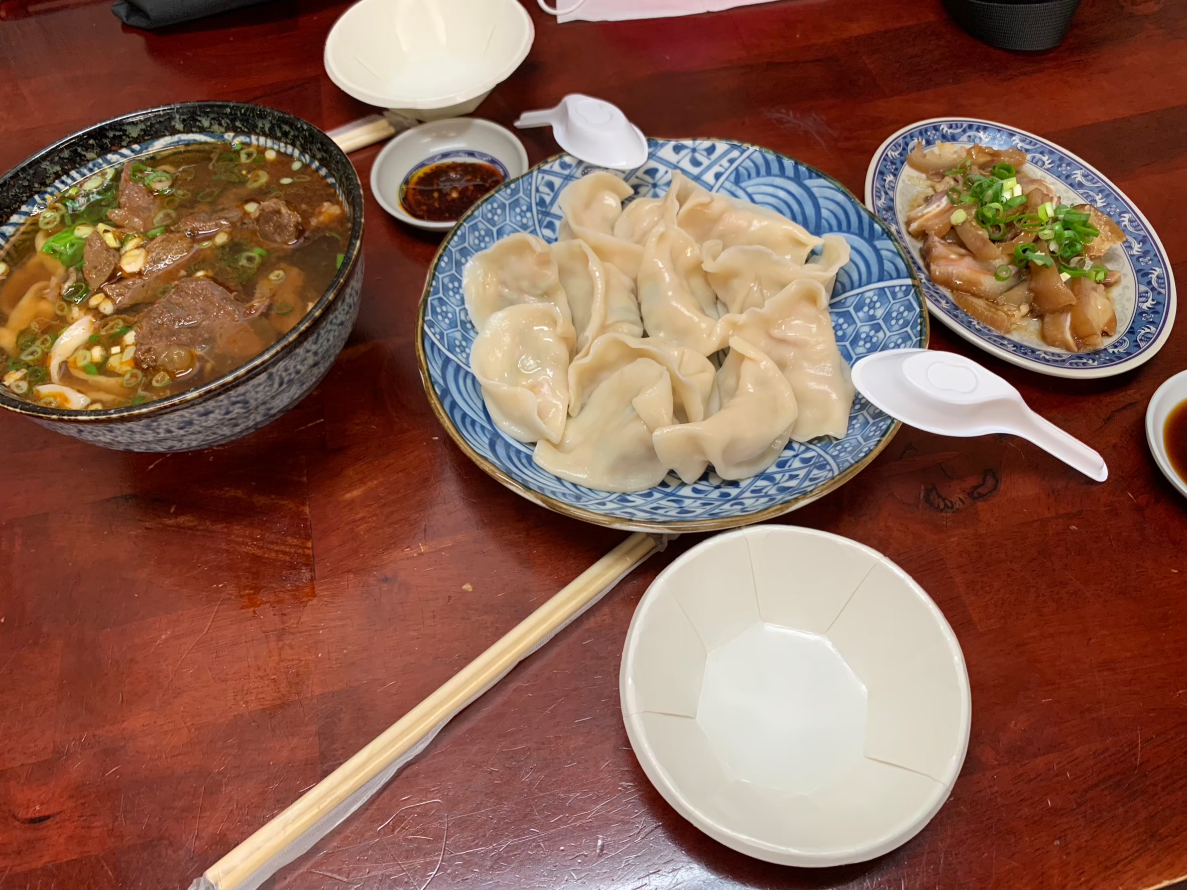 與小均吃北方麵食館，買零食，下班逛鞋子，買日日香跟小均媽分享，吃懷念的微波義大利麵