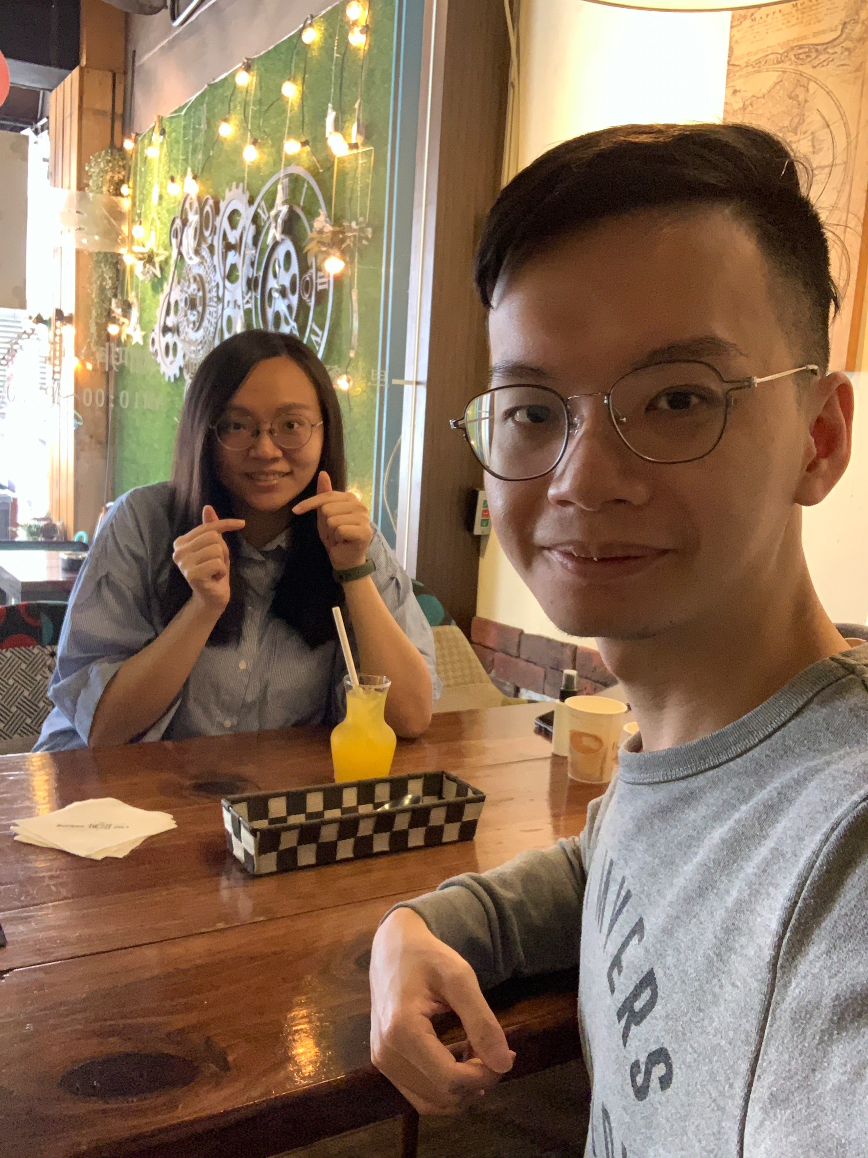 與小均中餐約會吃地平線1號，全聯採買，吃脆皮烤饅頭