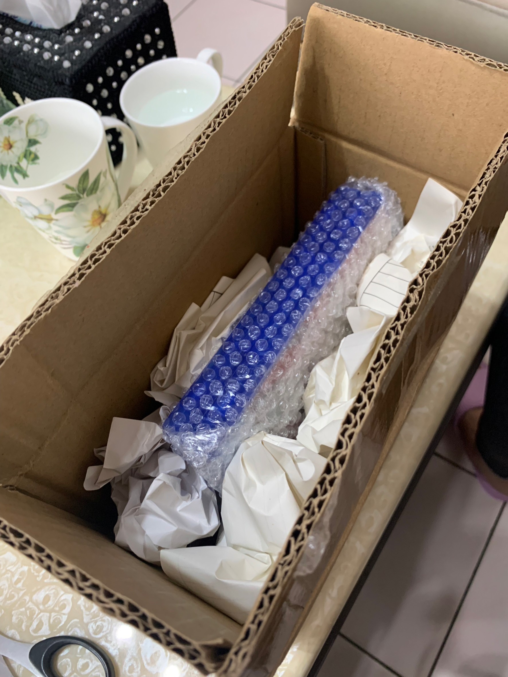 中午偷溜與小均約會，吃火鍋，開箱咖波杯子，休息養精蓄銳，吃冰棒，煮豬肉麵吃，金夫子