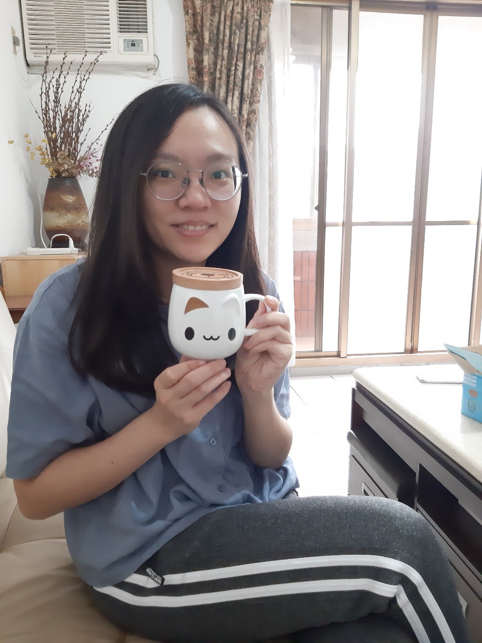 中午偷溜與小均約會，吃火鍋，開箱咖波杯子，休息養精蓄銳，吃冰棒，煮豬肉麵吃，金夫子