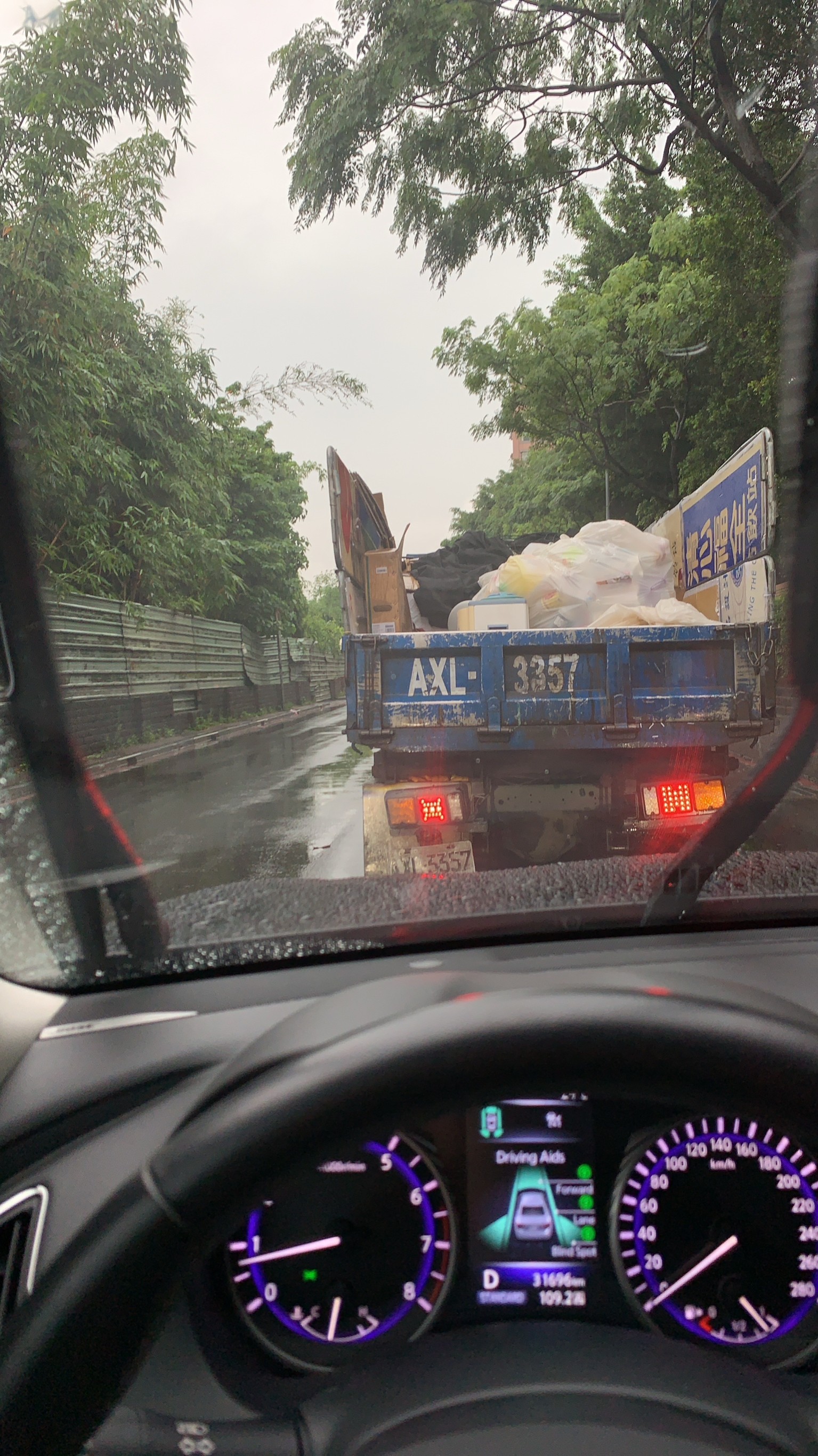 與小均上班日約會，初體驗車庫，吃必勝客披薩，遠端陪看影片，外送吃麗媽，開車送我回家