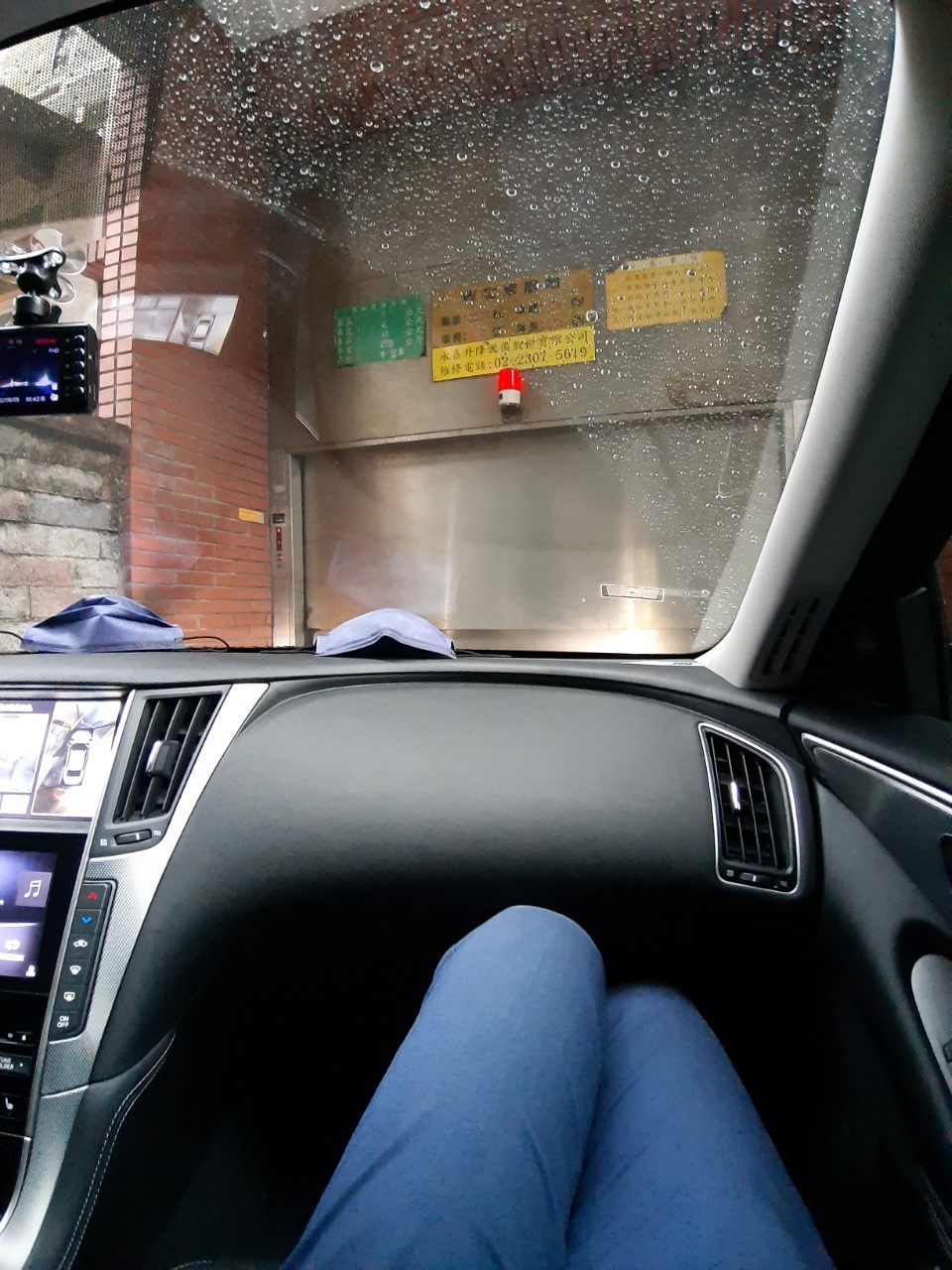與小均上班日約會，初體驗車庫，吃必勝客披薩，遠端陪看影片，外送吃麗媽，開車送我回家