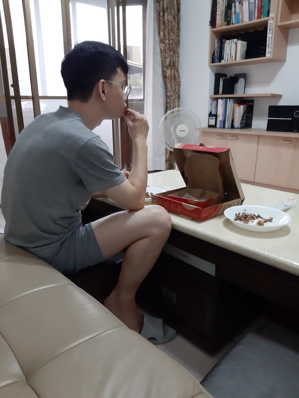 與小均上班日約會，初體驗車庫，吃必勝客披薩，遠端陪看影片，外送吃麗媽，開車送我回家