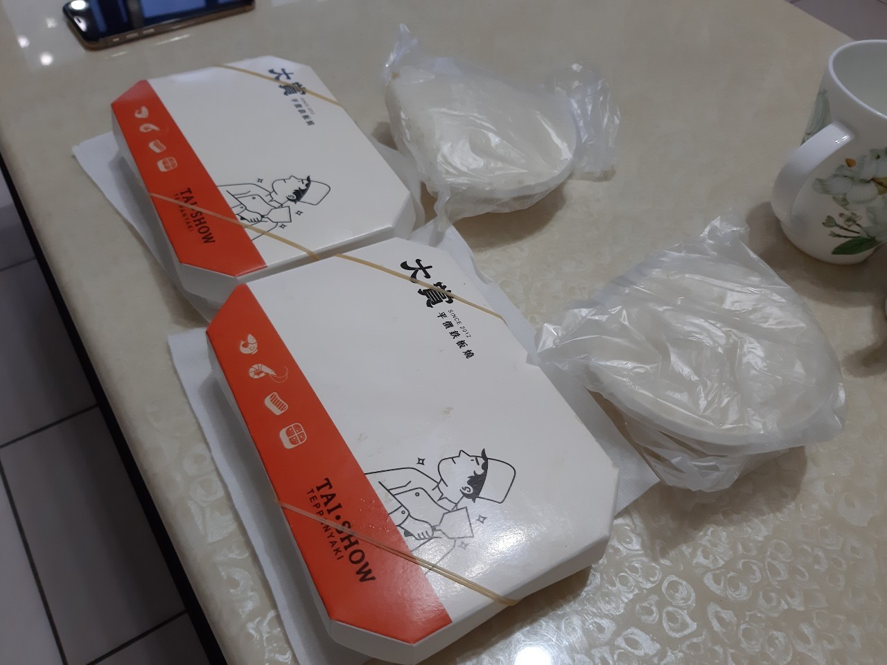 約會日，電視大螢幕聽故事，居髮廊剪頭髮，阿婆雞蛋糕，鐵板燒外送，小公主的一天