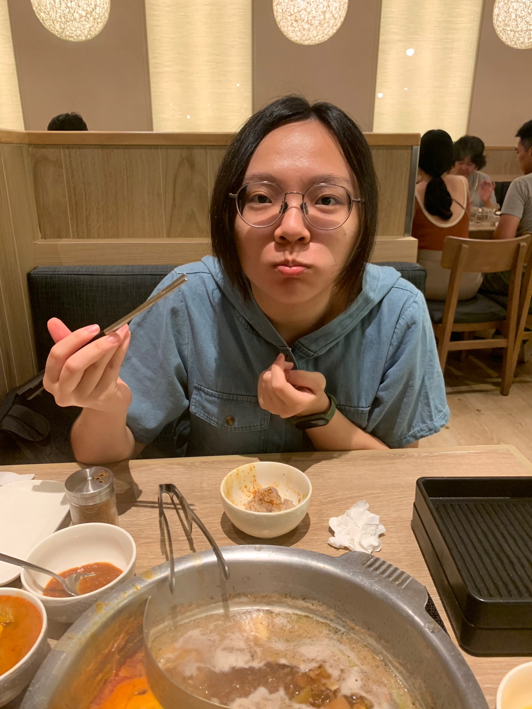 與小均吃momo吃到飽，逛宏匯買褲子，買泡芙外送給均媽，點外送，採買