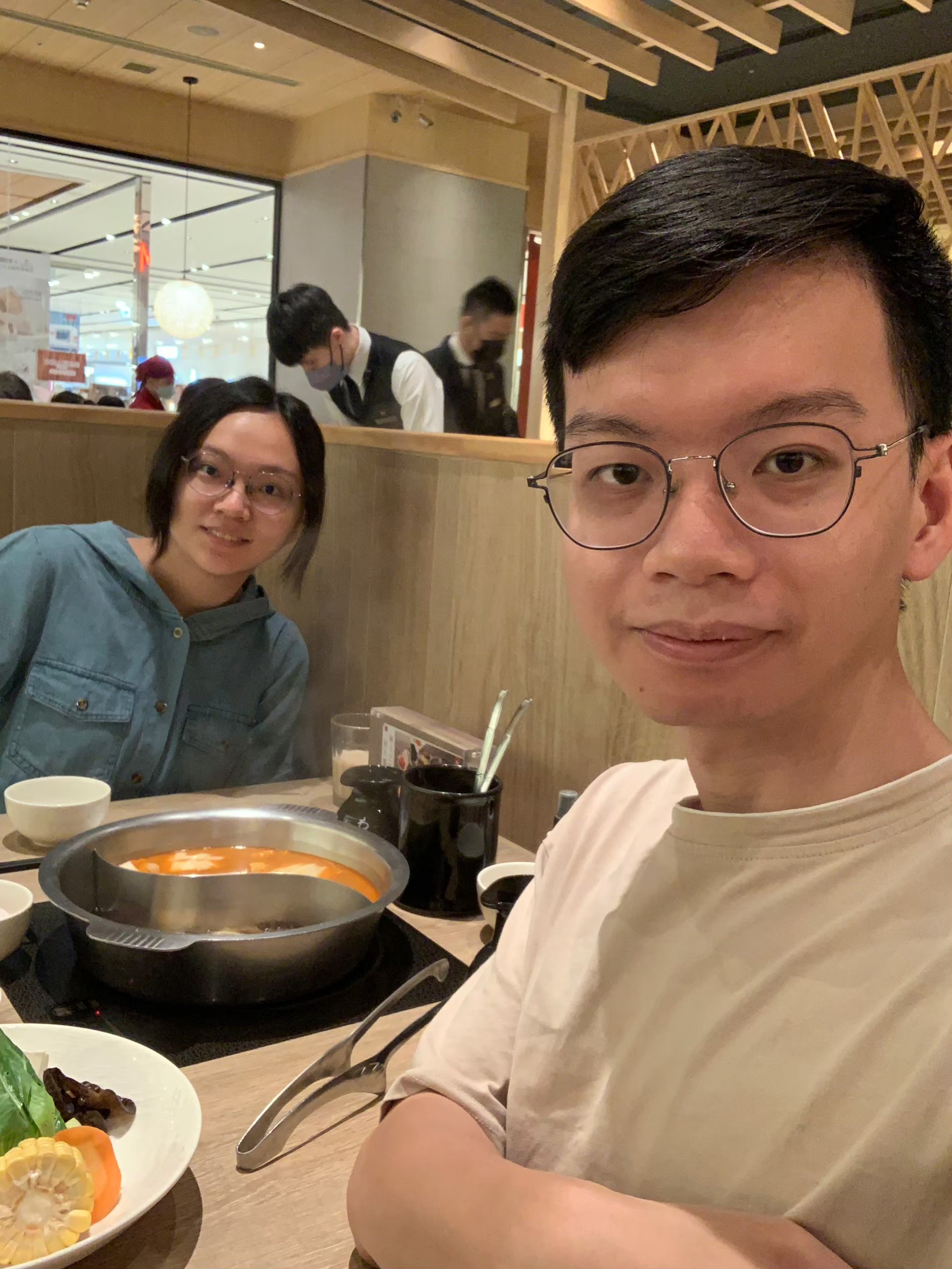 與小均吃momo吃到飽，逛宏匯買褲子，買泡芙外送給均媽，點外送，採買