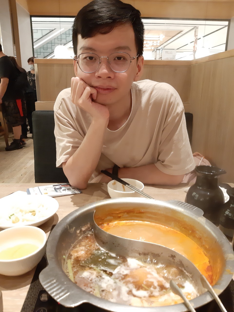 與小均吃momo吃到飽，逛宏匯買褲子，買泡芙外送給均媽，點外送，採買