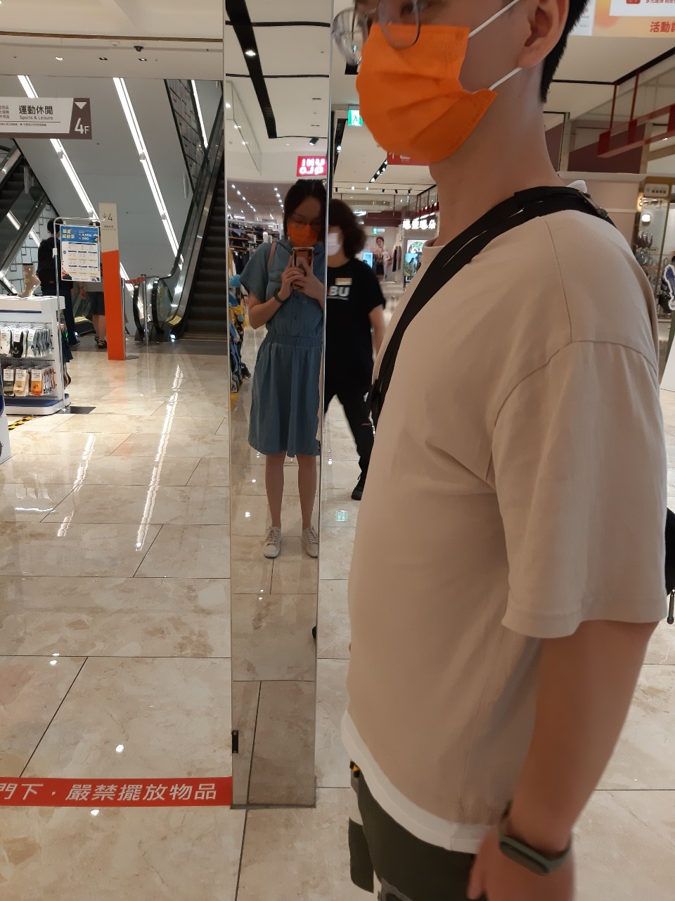 與小均吃momo吃到飽，逛宏匯買褲子，買泡芙外送給均媽，點外送，採買