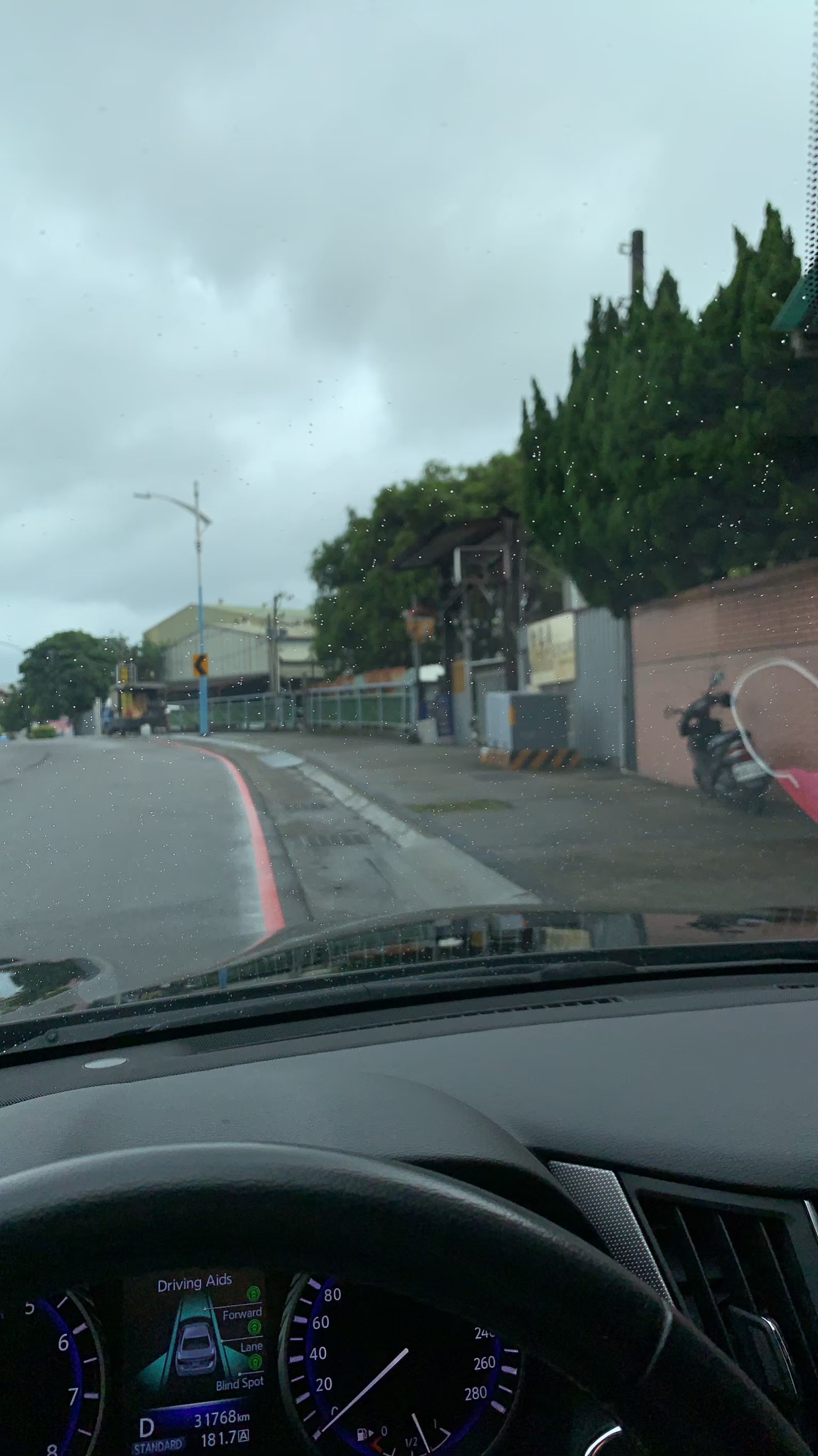 小均開車接送，買丹丹蔥油餅，點YZ pasta外送，找記憶洗衣球