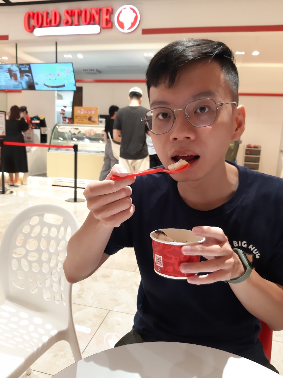 與小均吃藏壽司，彤城拿蛋糕，慶祝生日送卡片禮物，吃八方，整理成績櫃子