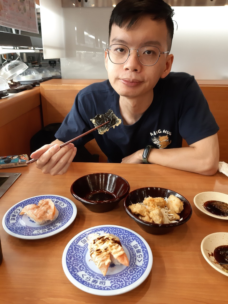 與小均吃藏壽司，彤城拿蛋糕，慶祝生日送卡片禮物，吃八方，整理成績櫃子