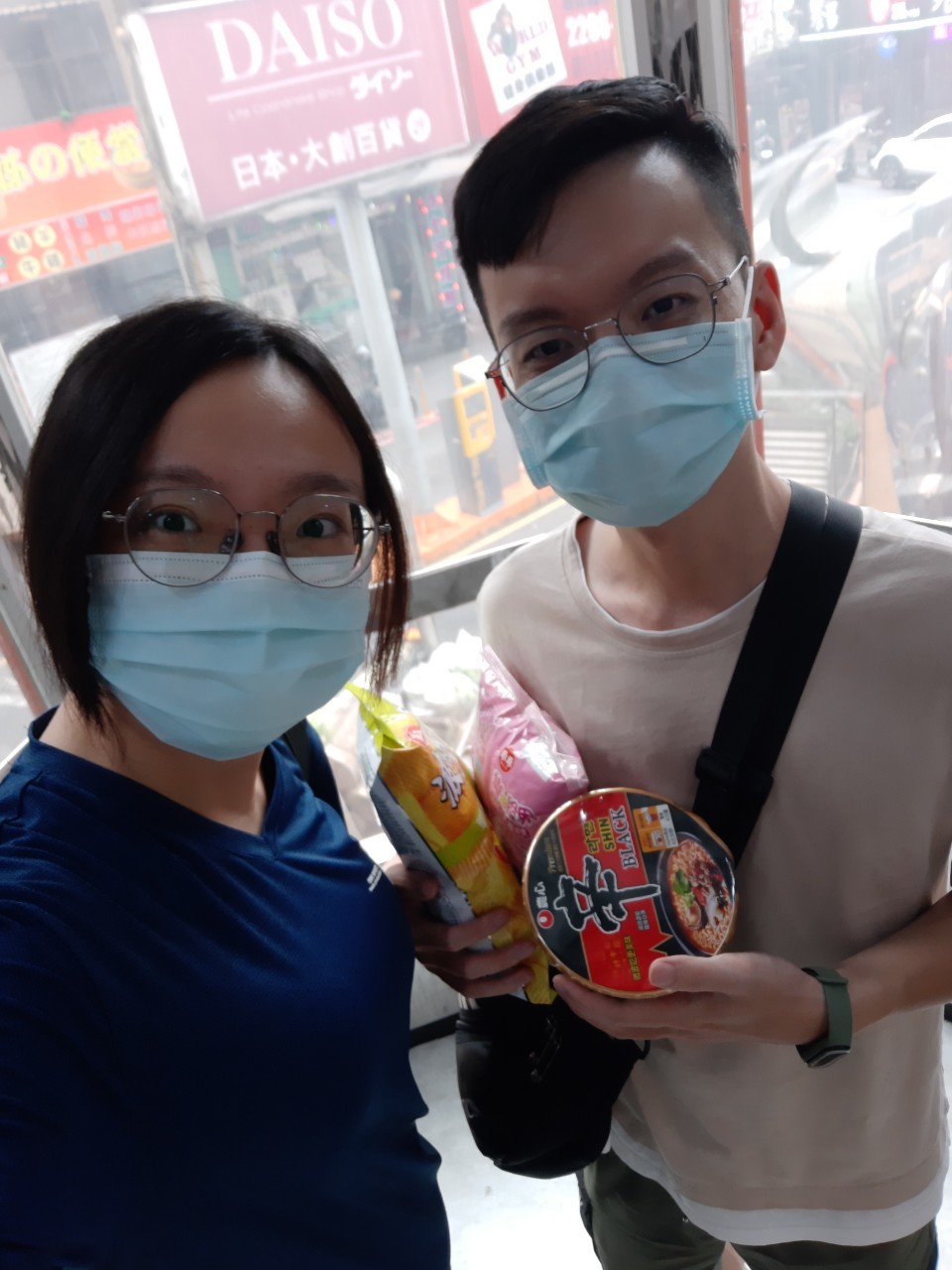 與小均逛easyshop，夾零食機，吃幸福鐵板燒，伊布扭蛋，連珍芋頭西米露