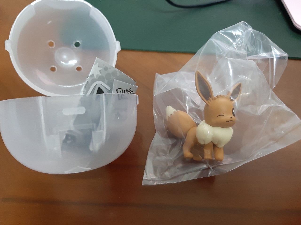 與小均逛easyshop，夾零食機，吃幸福鐵板燒，伊布扭蛋，連珍芋頭西米露