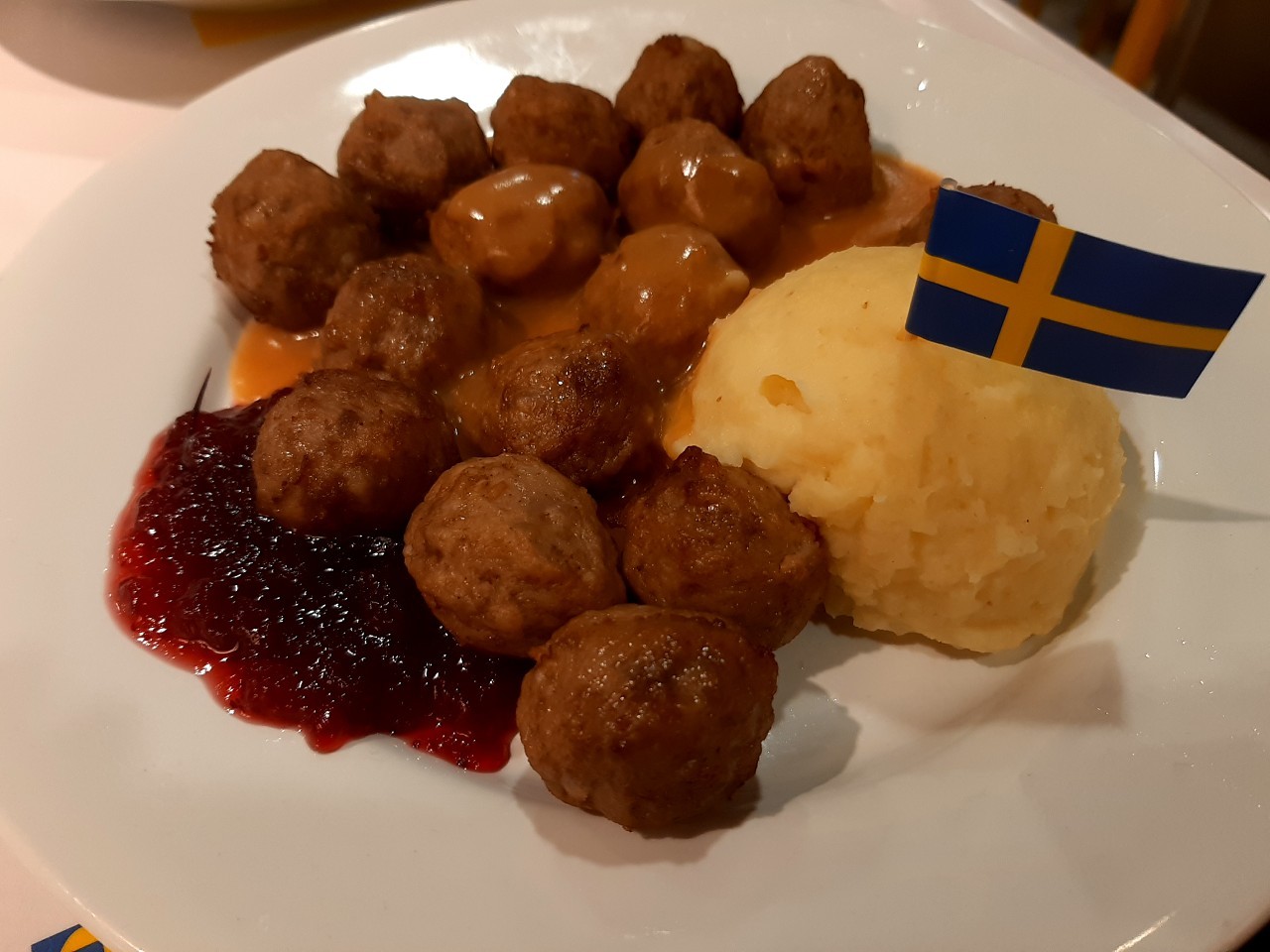 與小均分享肉粽，整理家裡，逛IKEA，全聯買內褲，爆買牛奶雪糕，領貨