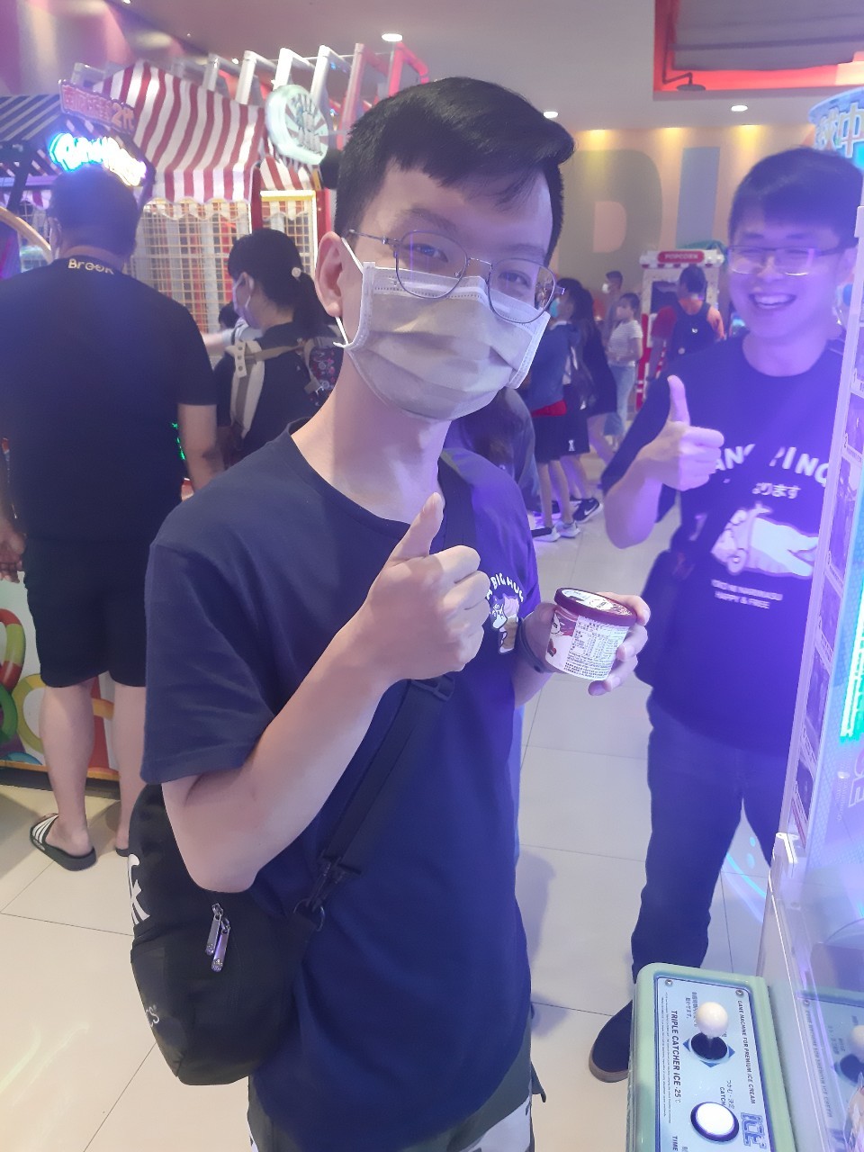 和香蕉與小林去宏匯吃豬排，玩湯姆熊，超市採買，小公主般照顧