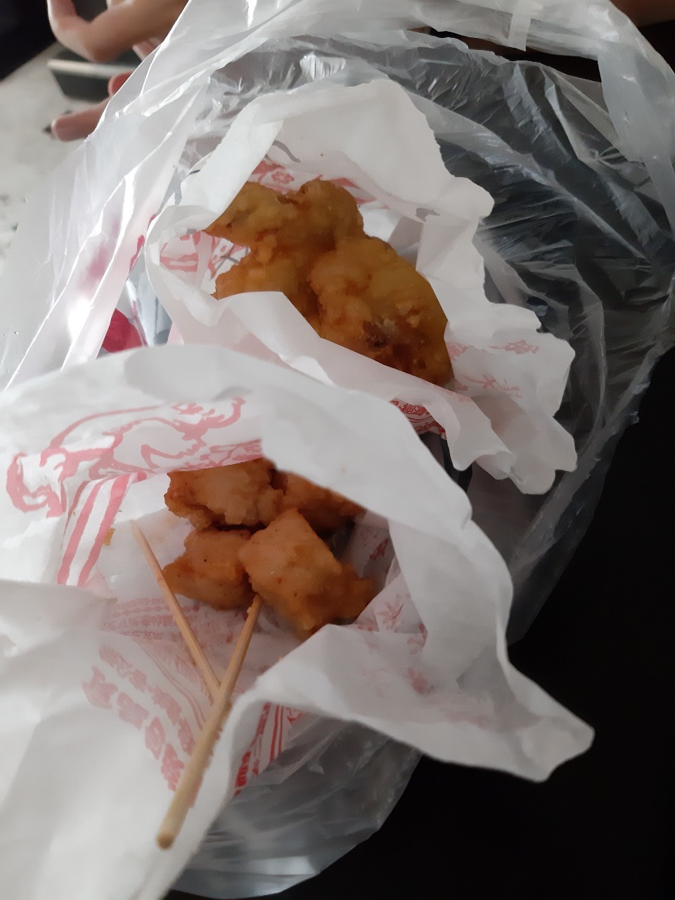 小金魚過生日，亞運射飛鏢打撞球唱歌，吃壽司郎，當小公主慶生