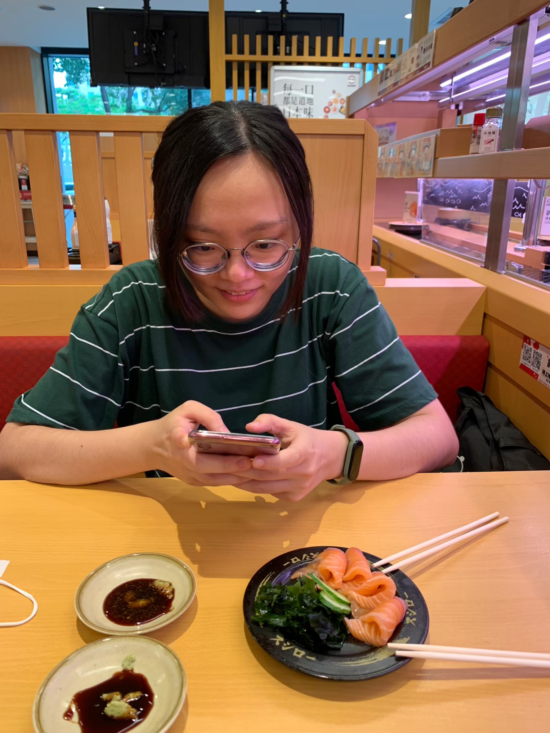 小金魚過生日，亞運射飛鏢打撞球唱歌，吃壽司郎，當小公主慶生