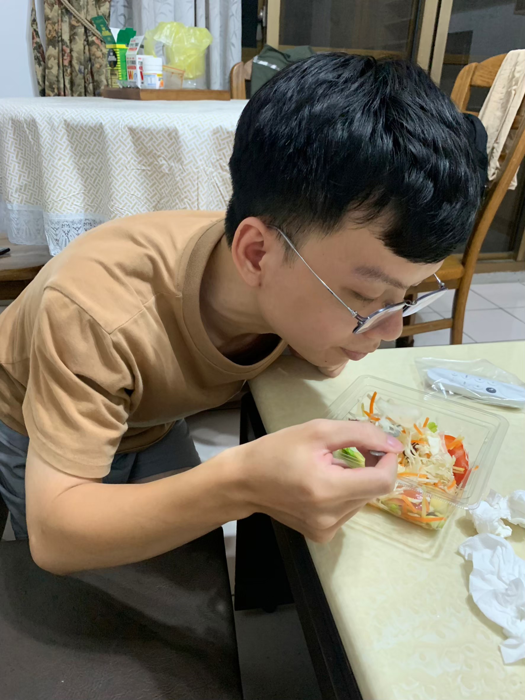 小均開車帥氣接小金魚，吃點8號港式餐廳，逛林口outlet，爆吃小七