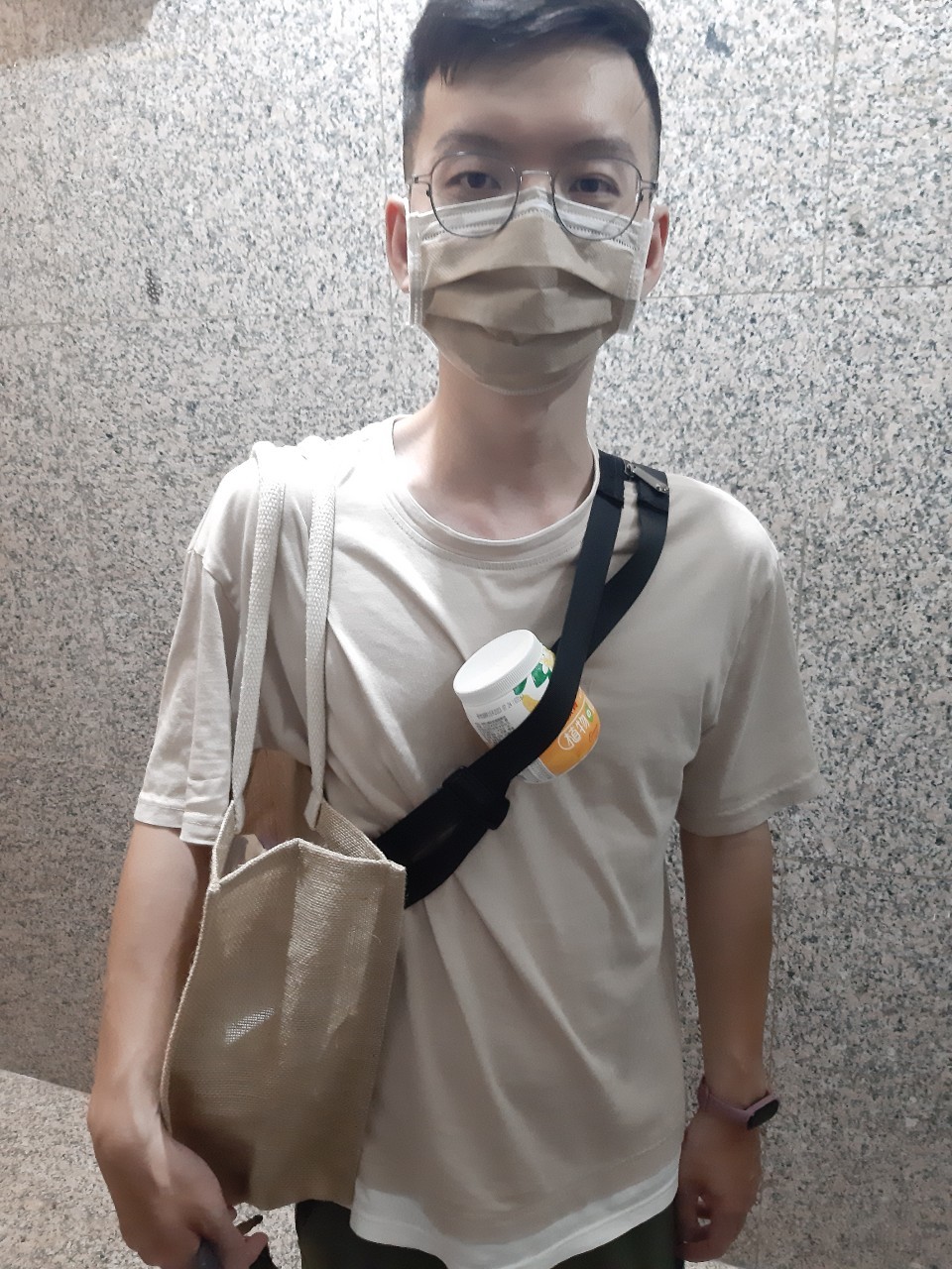 與小均吃王師父牛肉麵水餃，下午陪工作，情侶拖鞋，晚餐麵線小肉豆，東山鴨頭吃爆