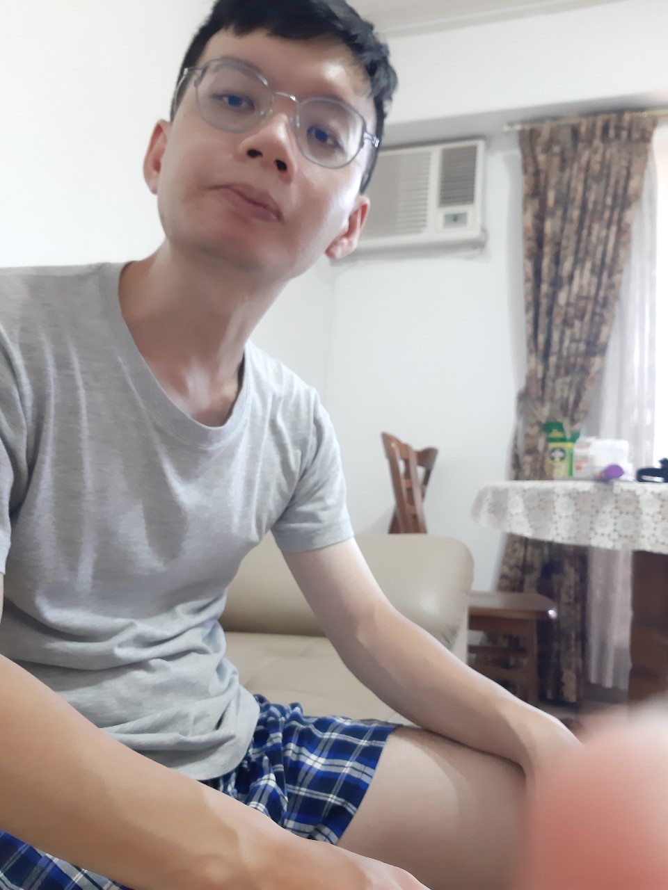 與小均買再睡五分鐘，丹丹蔥抓餅，逛康是美，點外送，煮牛肉麵