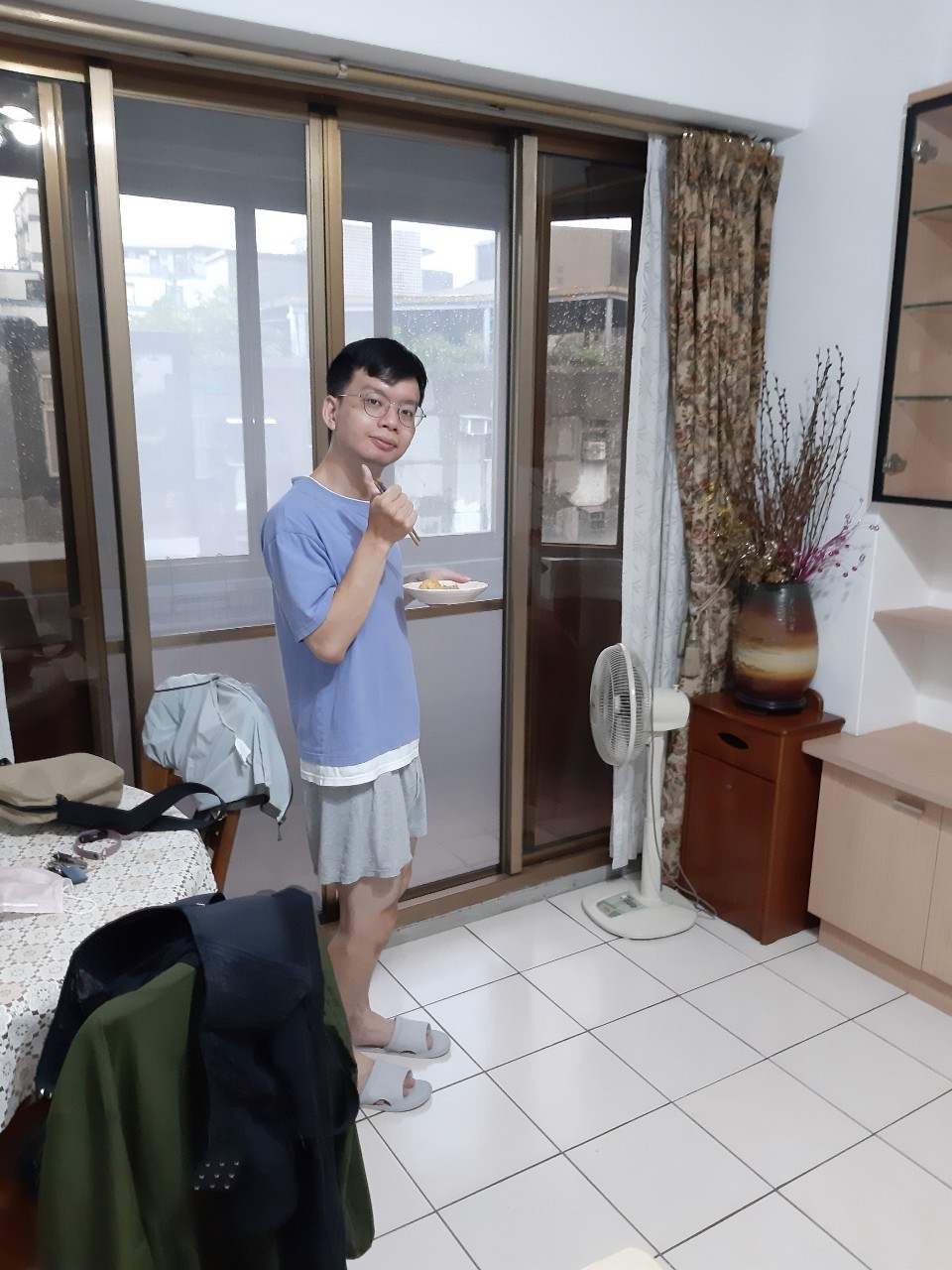 與小均約會，小均遠端給小金魚摸摸頭，點外送，煮火鍋給小金魚吃