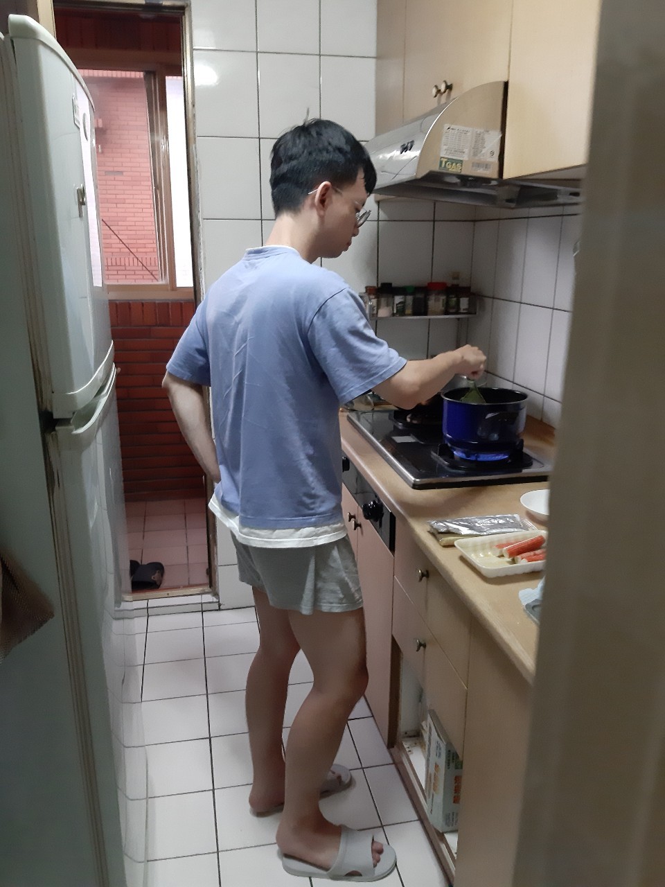 與小均約會，小均遠端給小金魚摸摸頭，點外送，煮火鍋給小金魚吃