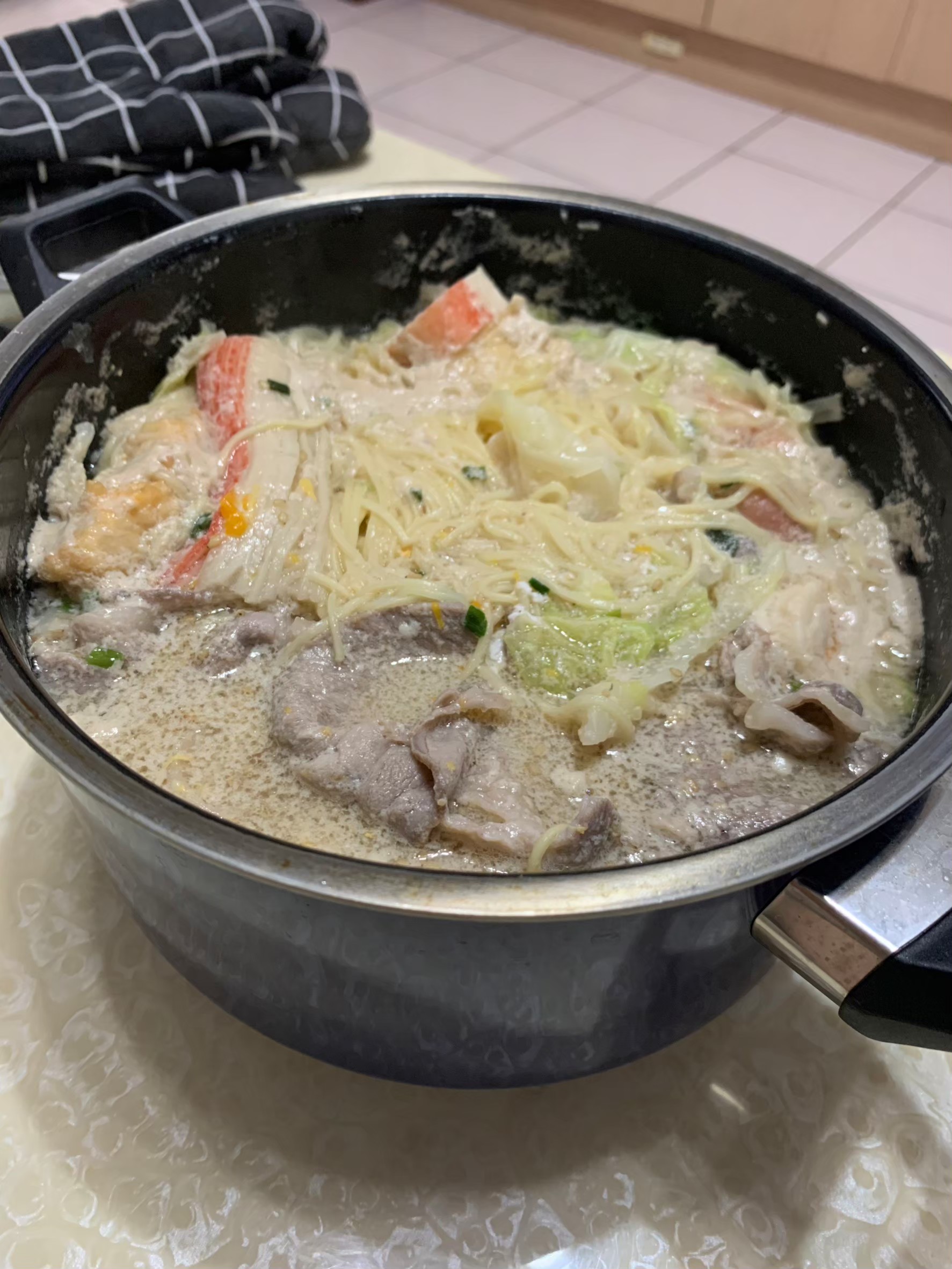 與小均約會，小均遠端給小金魚摸摸頭，點外送，煮火鍋給小金魚吃