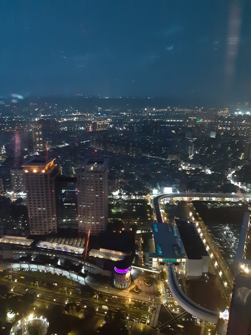 與小均吃早自己，燙襯衫，搭便車，小均爸父親節聚餐吃mega50，開車送我回家