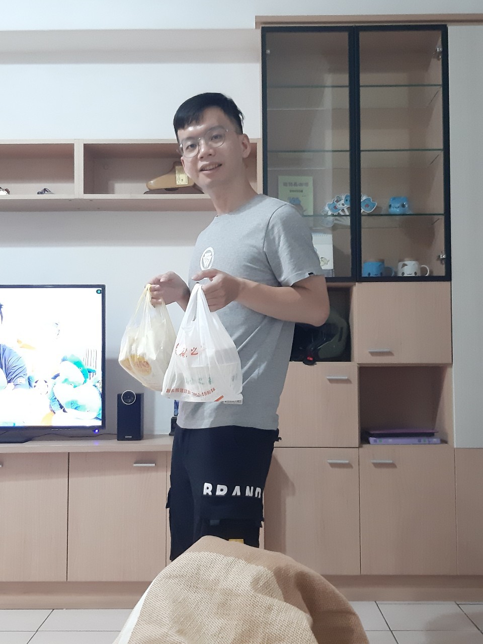 小均陪我剪頭髮，當小公主跟小李子，吃爆炸蛋蔥抓餅，吃好鴨宵夜