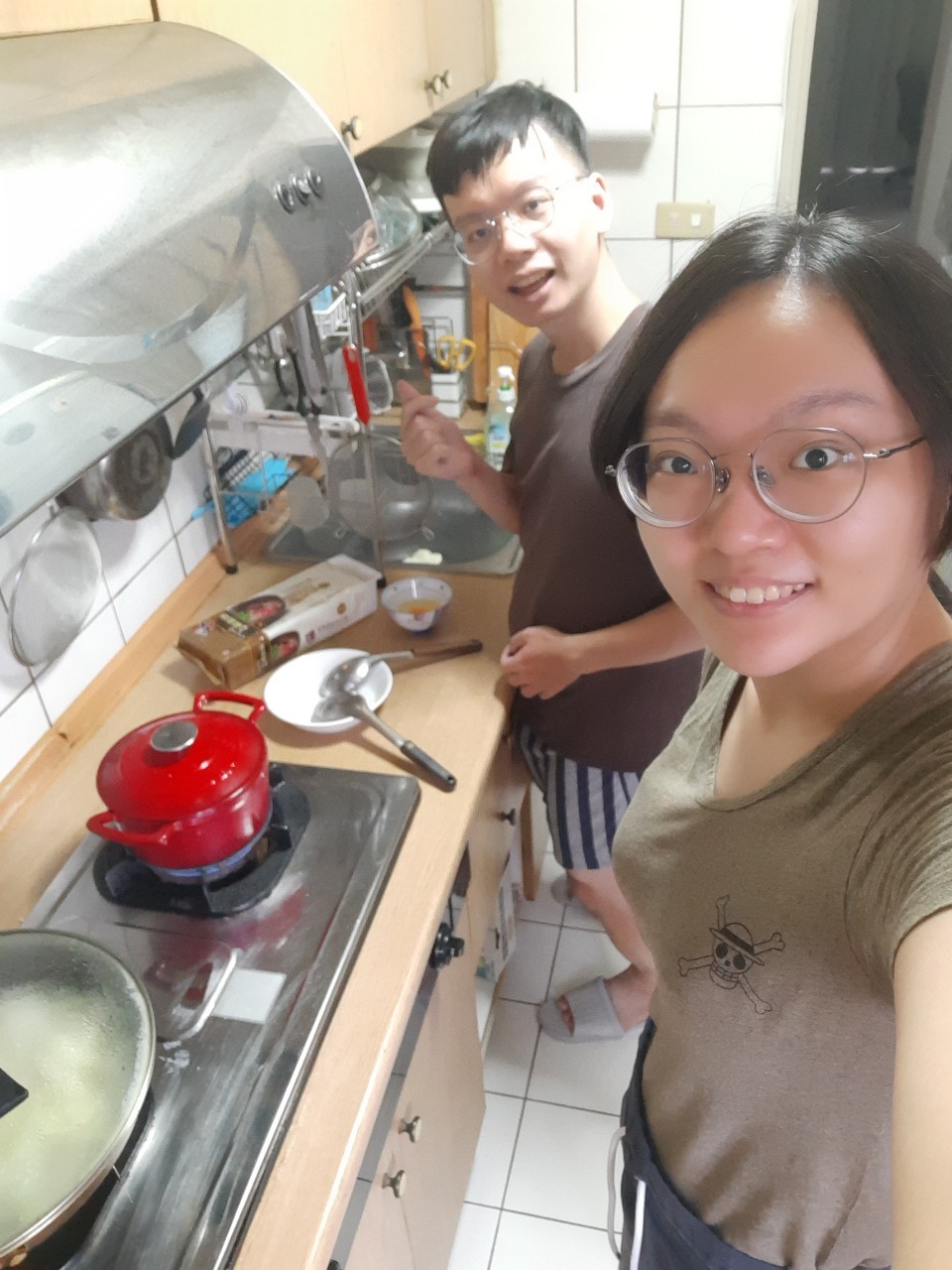 小均載我搬東西去學校，一起煮麵吃，買宵夜回家