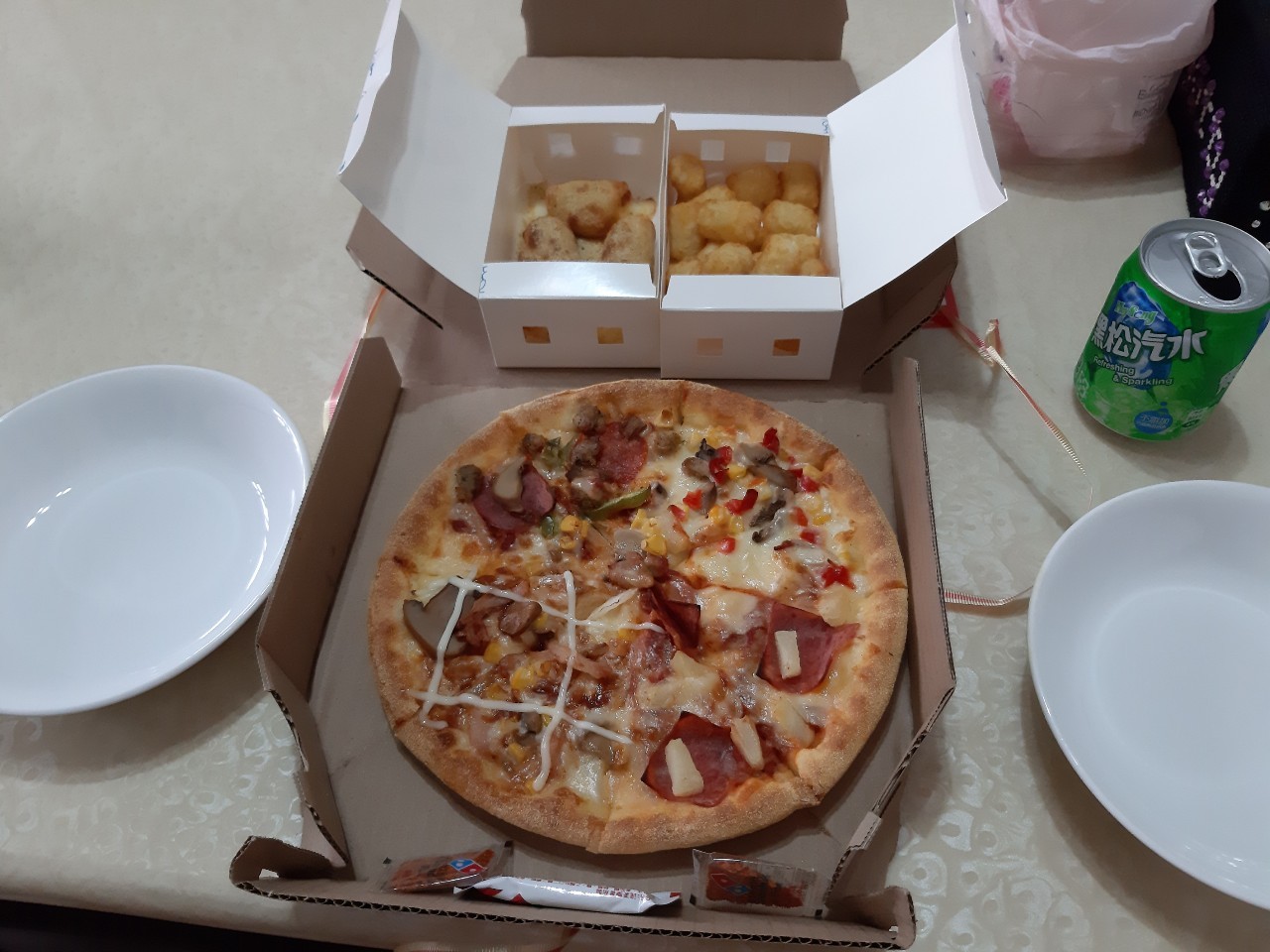 小均開車接我，達美樂吃爆看電影零號追殺，內用麗媽，全家全聯燦坤刷卡刷刷