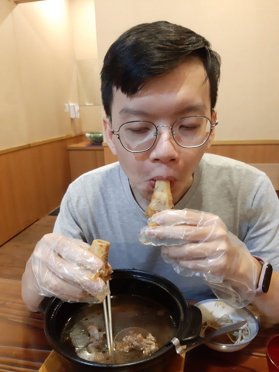 小均烤吐司餵食我，吃早自己，叫生鮮外送，吃雲鼎阿二，買衣服.行李箱