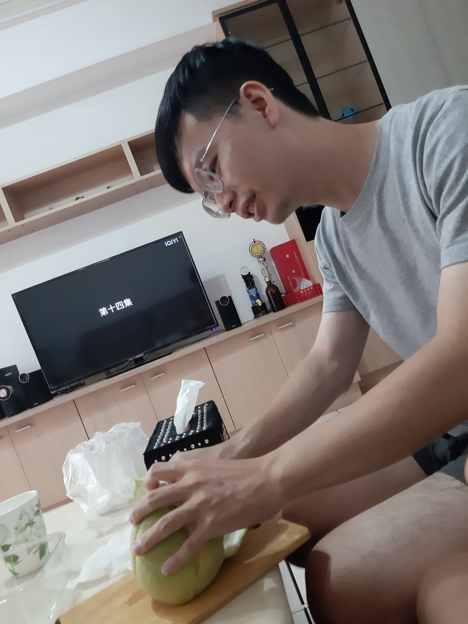 小均烤吐司餵食我，吃早自己，叫生鮮外送，吃雲鼎阿二，買衣服.行李箱