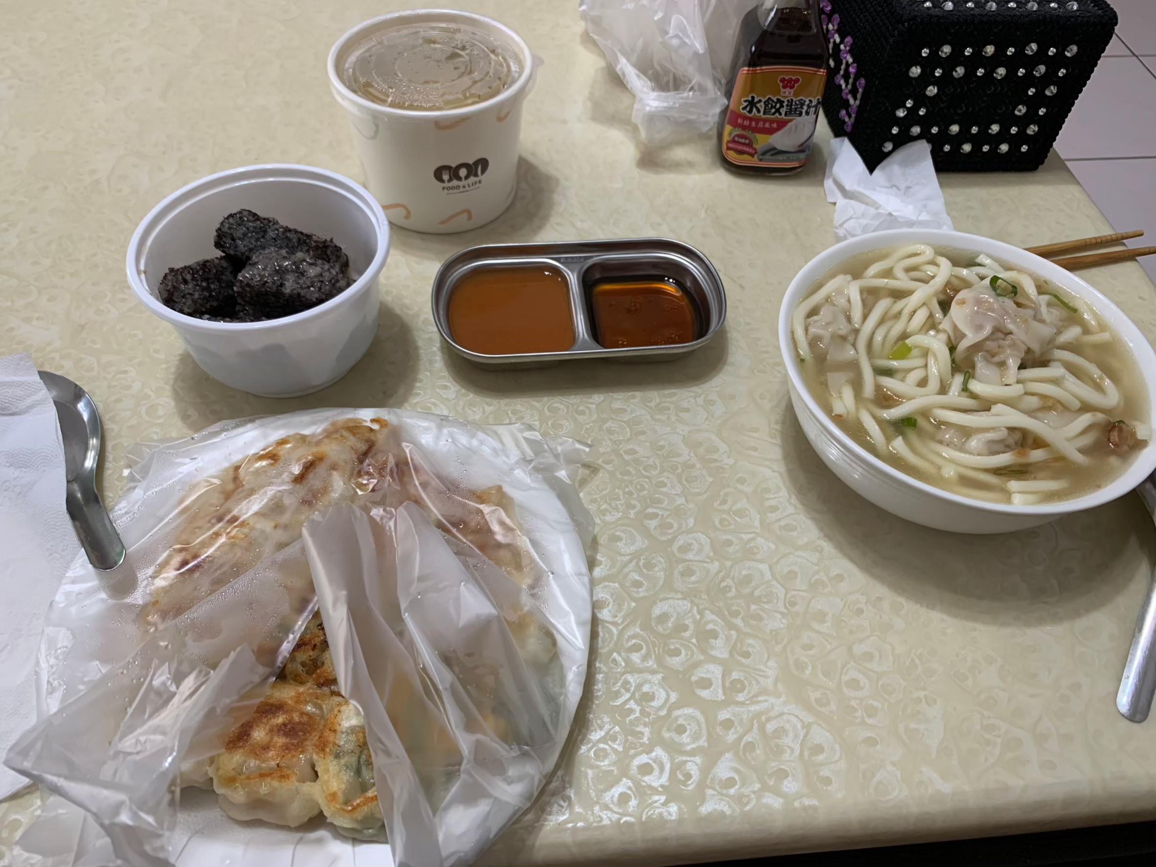 與小均外帶一甲子私房小廚，瓜仔肉飯的輪迴，拿卡套逼逼，倒垃圾