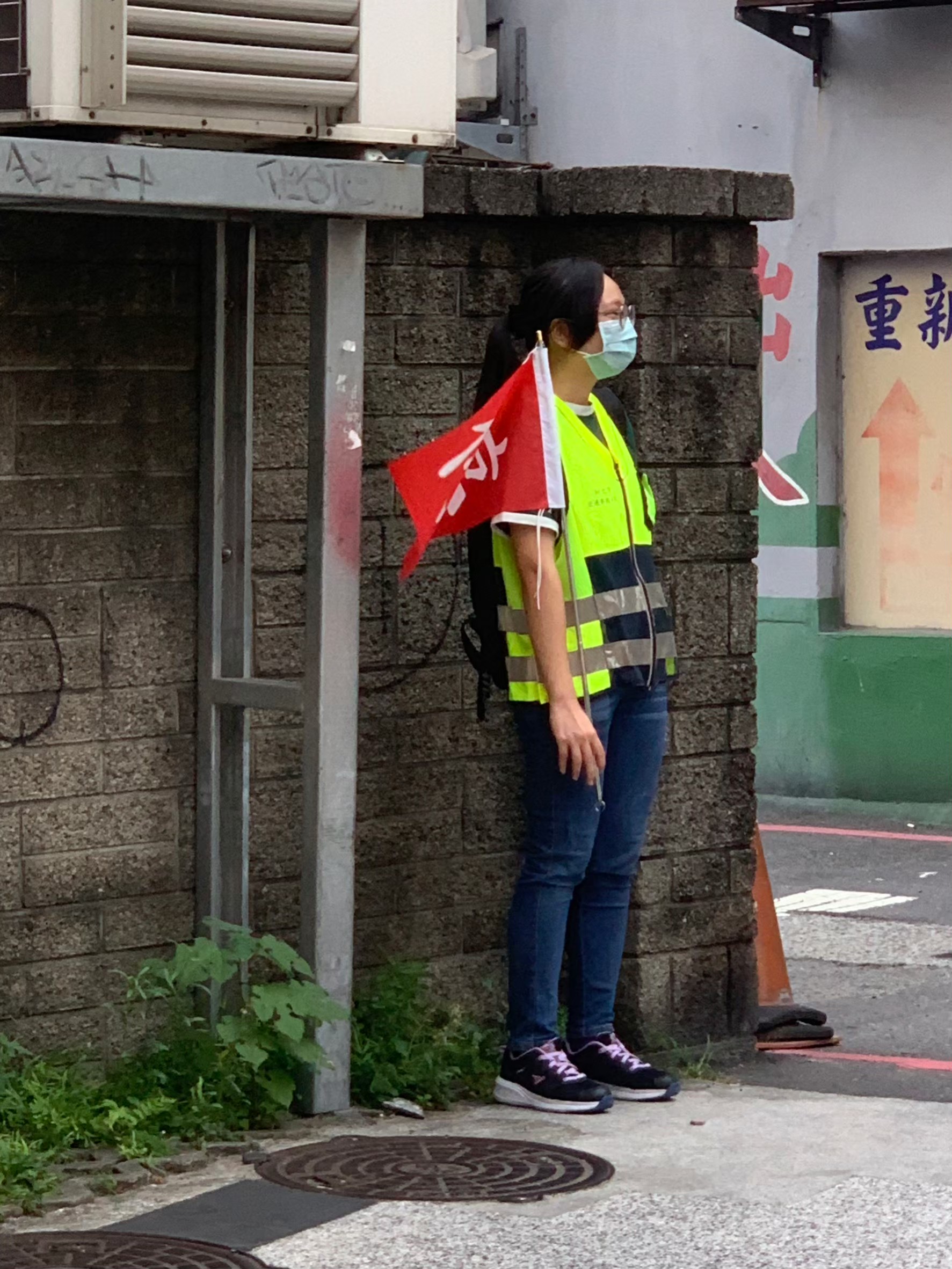 小均剪頭髮，接導護小金魚下班回家