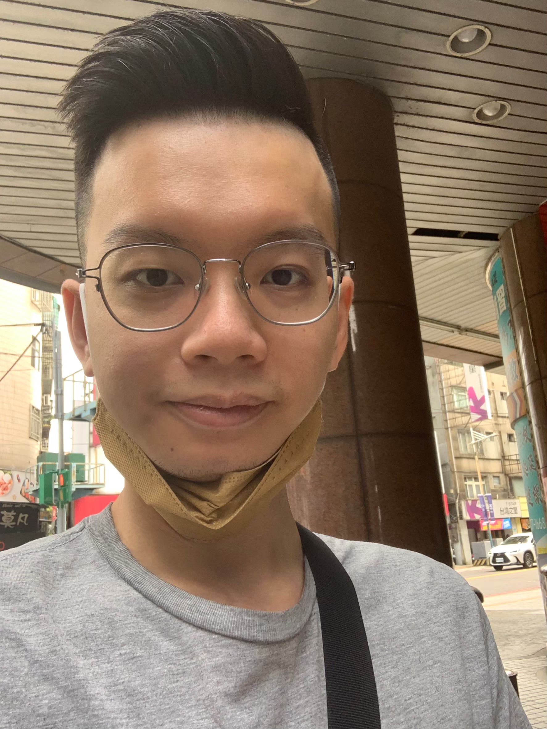 小均剪頭髮，接導護小金魚下班回家