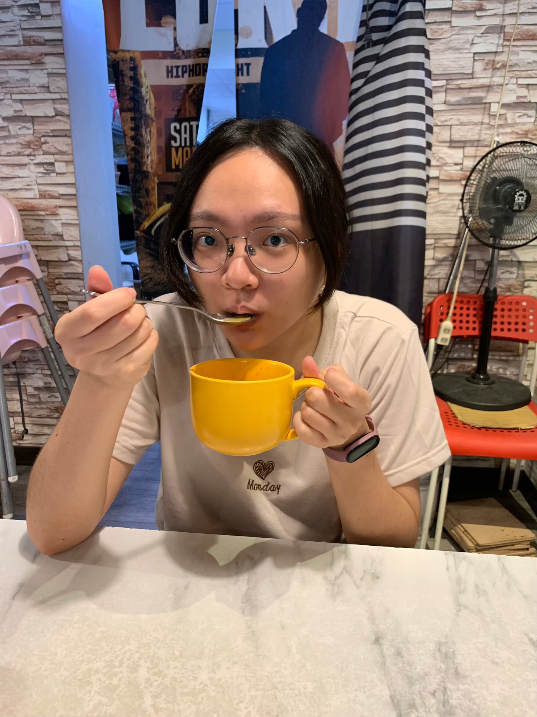 小均請補休陪補班的小金魚，吃秋田，煮火鍋，當小李子