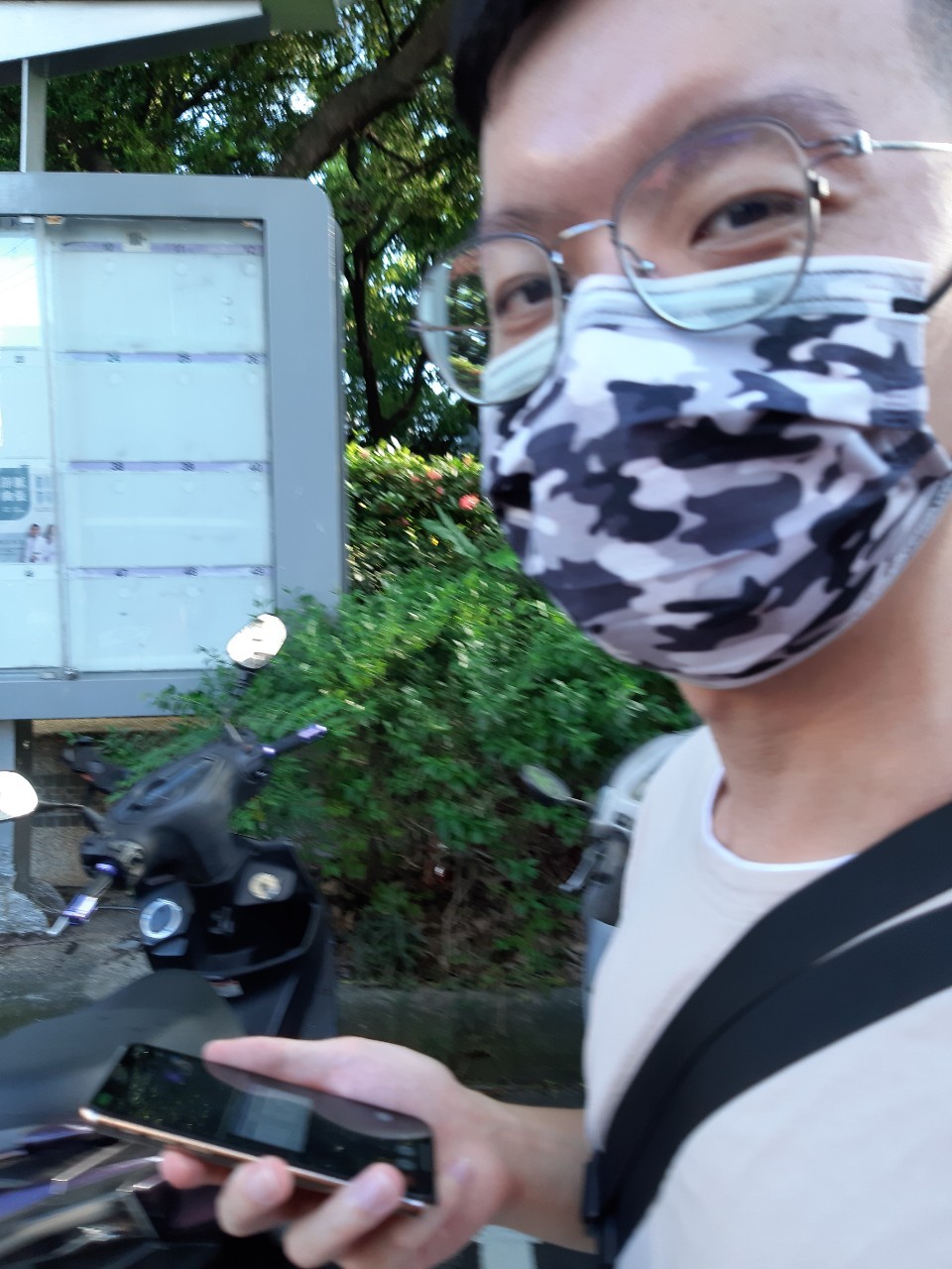 小均接我下班，吃日日仙草芋圓，小均手機開會，小均送中秋禮盒給我家