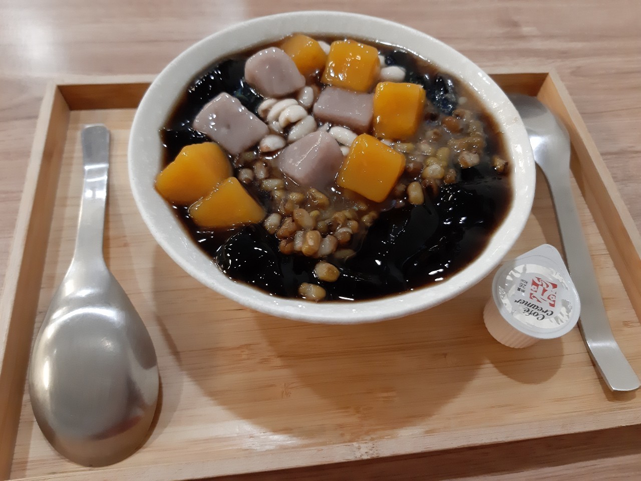 小均接我下班，吃日日仙草芋圓，小均手機開會，小均送中秋禮盒給我家