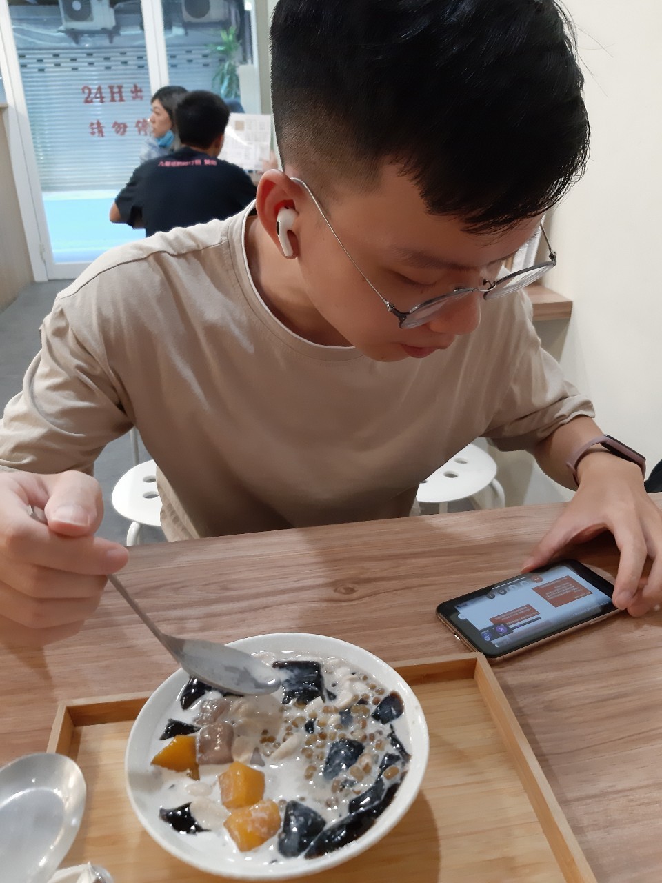 小均接我下班，吃日日仙草芋圓，小均手機開會，小均送中秋禮盒給我家