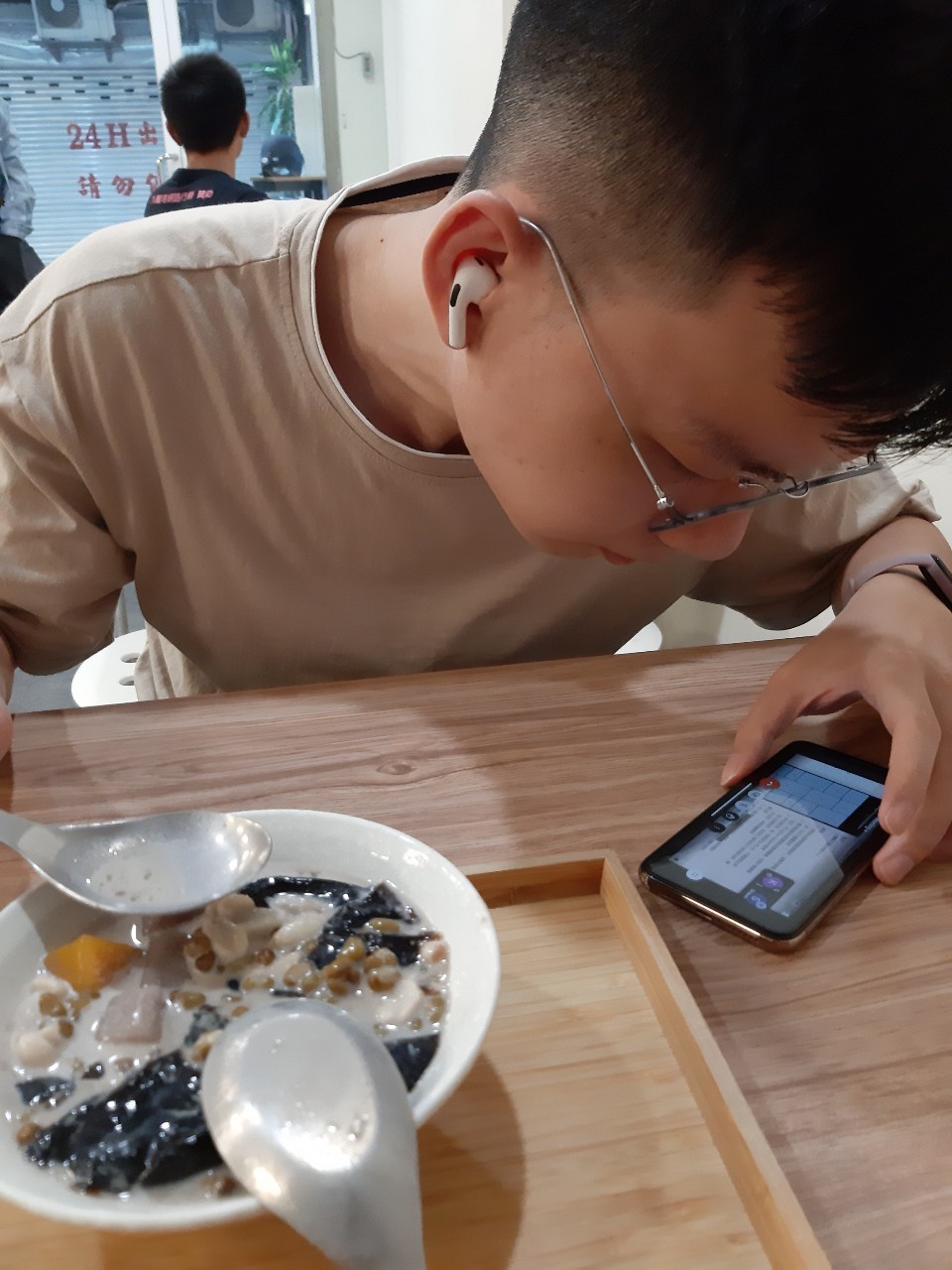 小均接我下班，吃日日仙草芋圓，小均手機開會，小均送中秋禮盒給我家