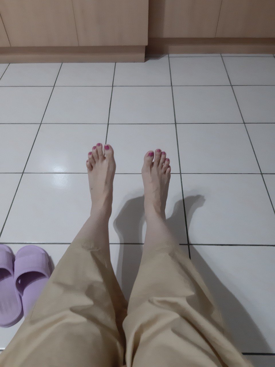 小金魚來找小均充電，爆買全家，喬微波爐，小均學剝柚子