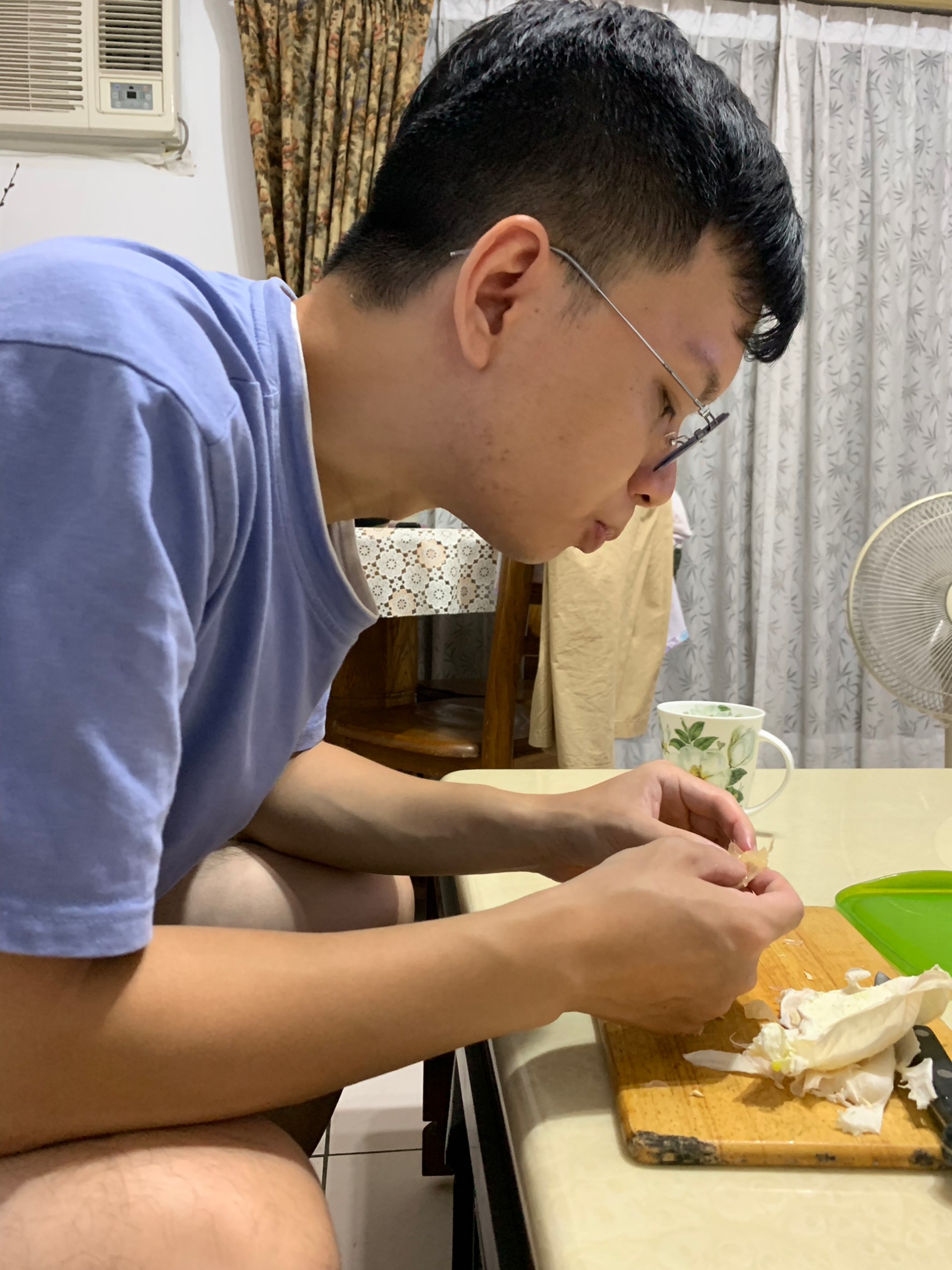 小金魚來找小均充電，爆買全家，喬微波爐，小均學剝柚子