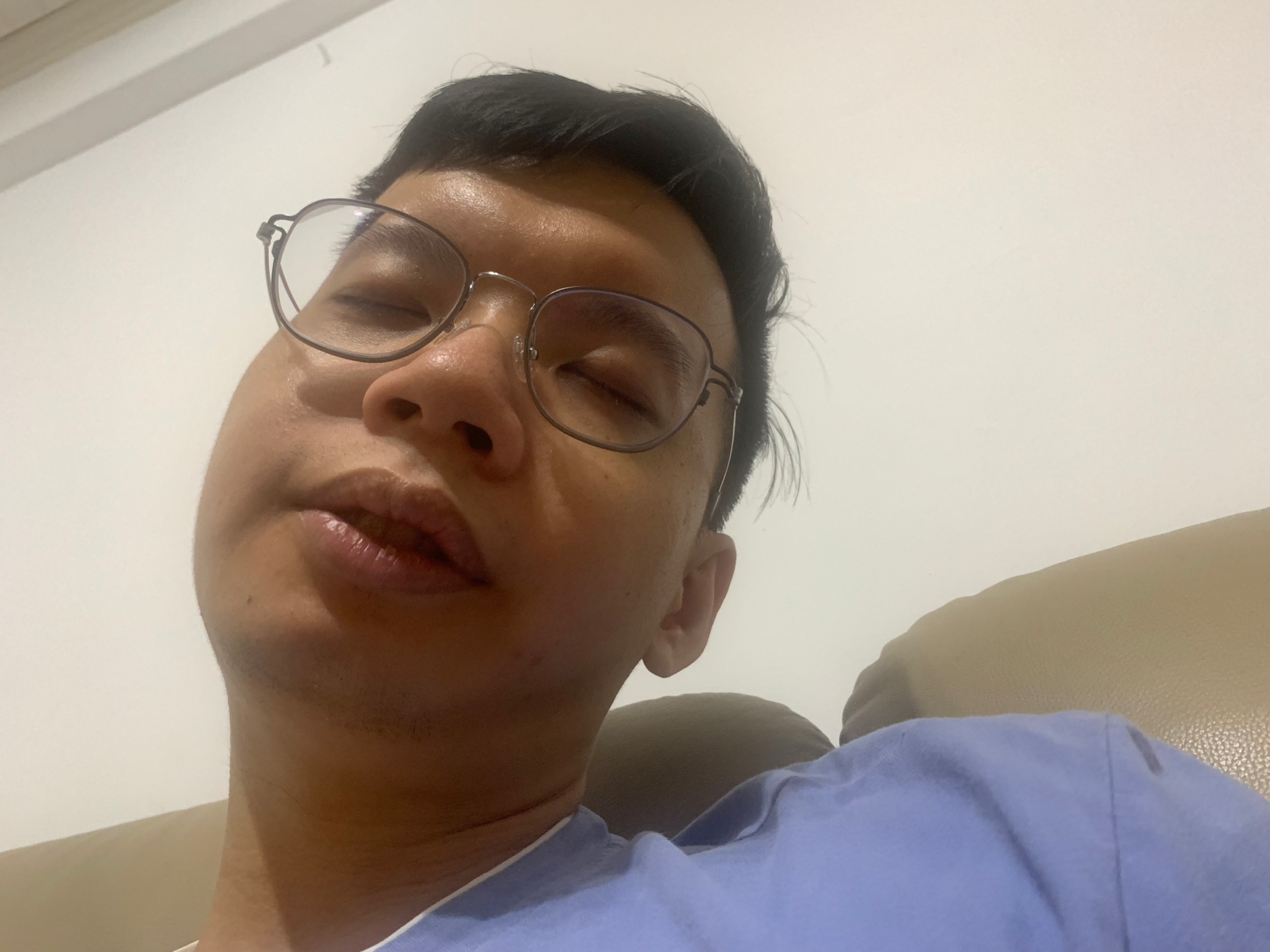 小金魚來找小均充電，爆買全家，喬微波爐，小均學剝柚子