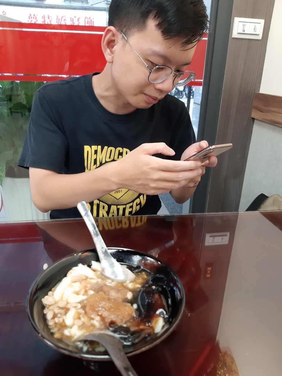 小均偷接小金魚下班，吃劉家豆花